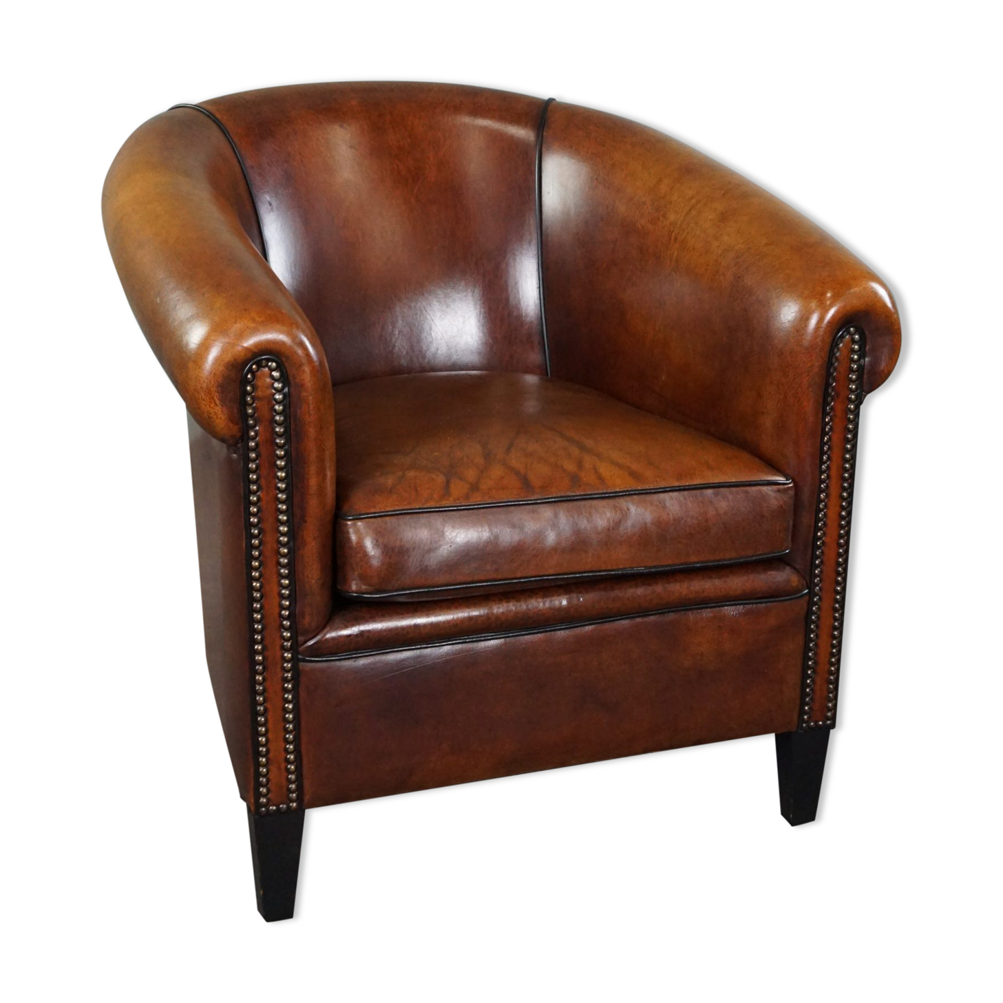 Club armchair in sheepskin with black piping