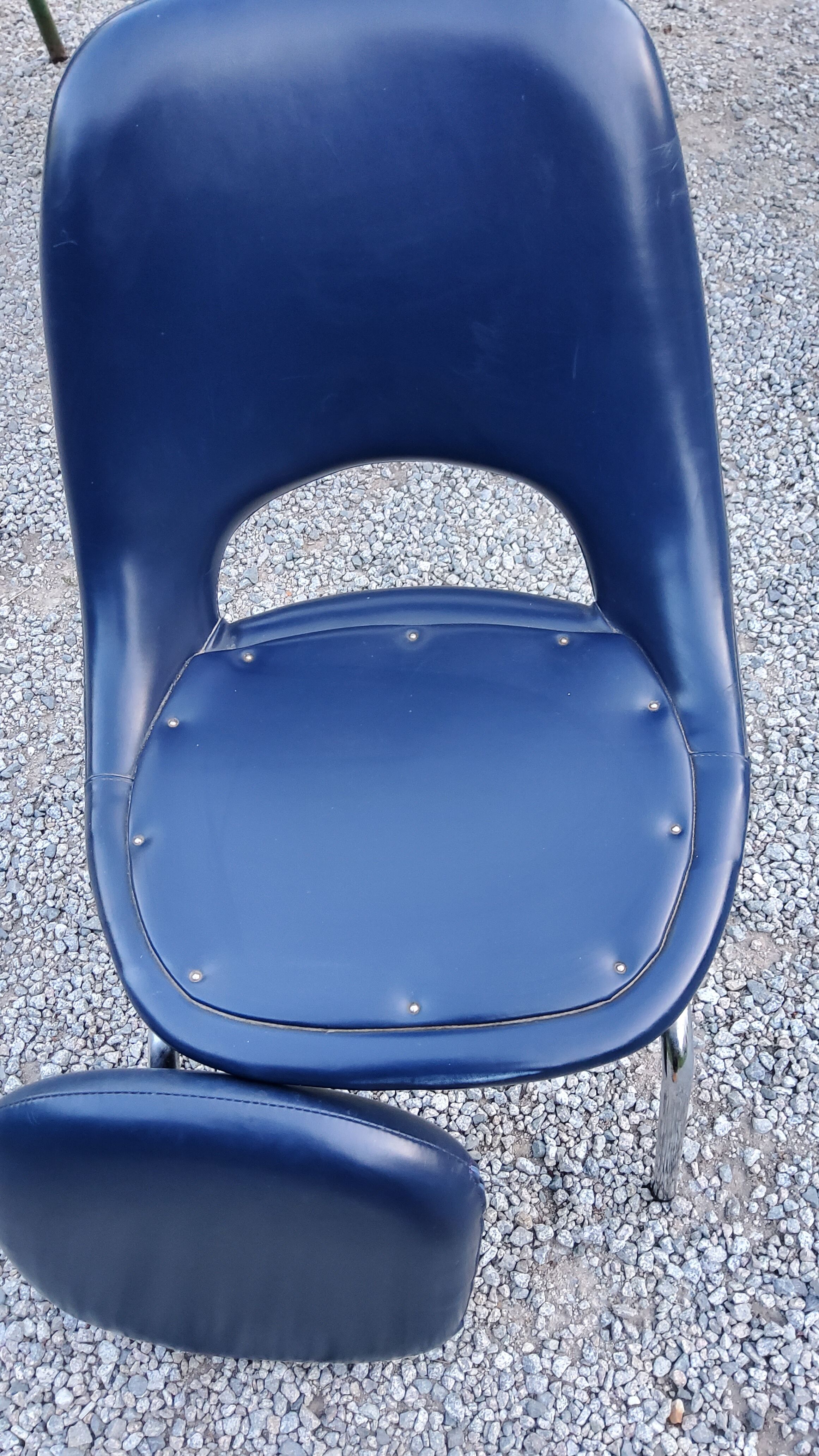 Chaise des années 70 Henry Colomer tubes chromés et skaï bleu marine