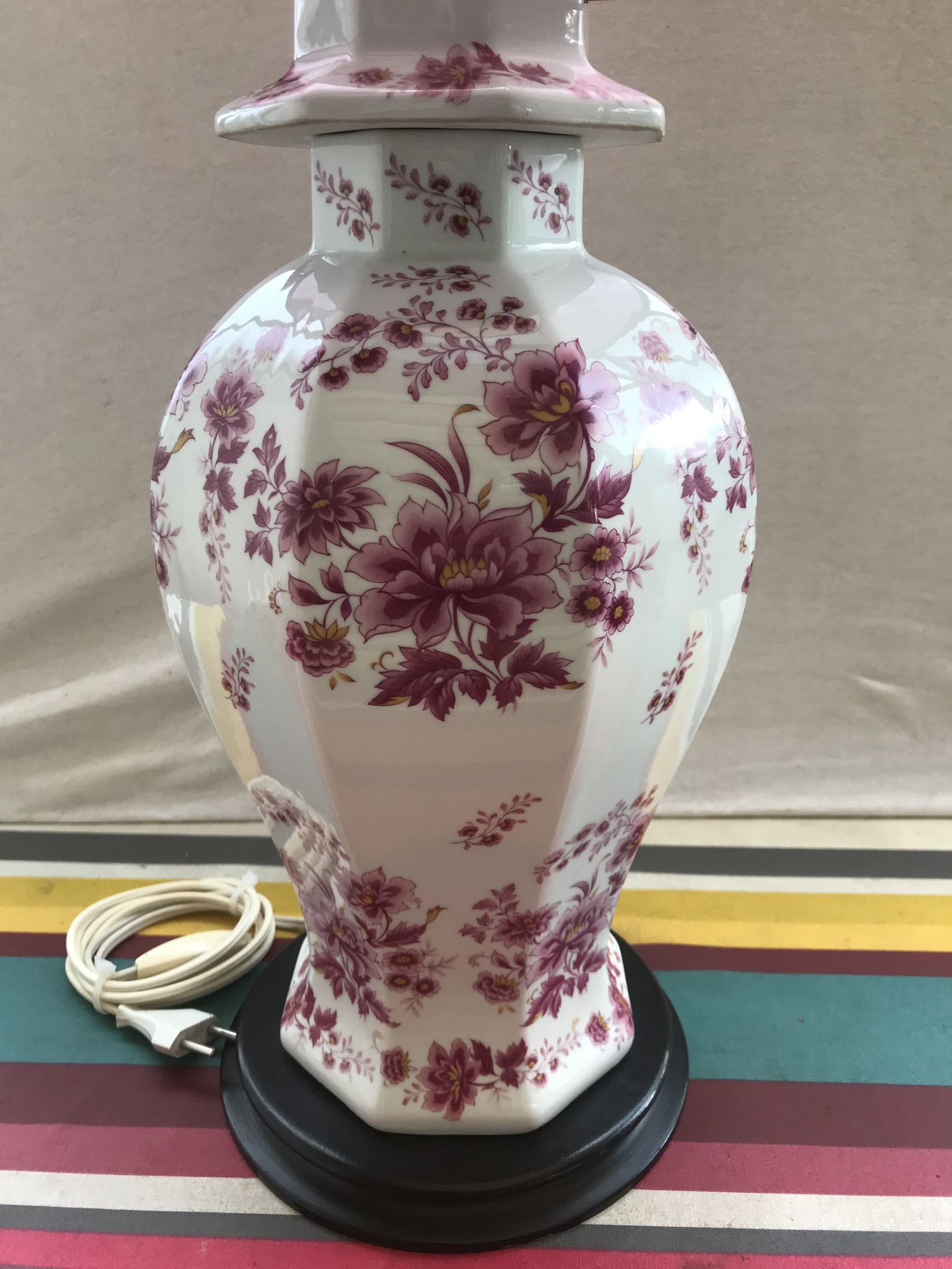 Lampe potiche porcelaine dessin fleurs avec abat-jour violet vintage