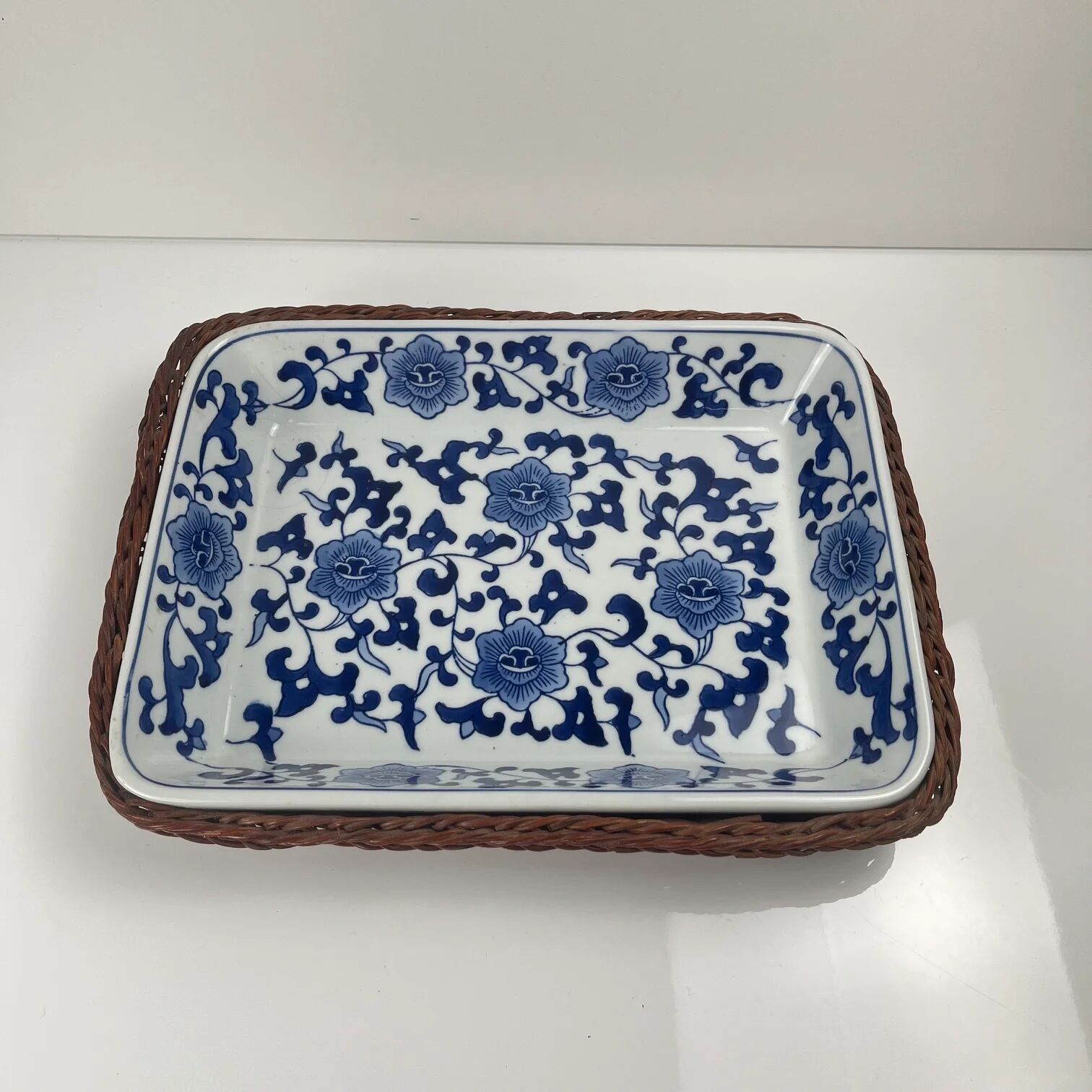 Set of 6 ceramic presentation plates in white and blue, floral pattern with woven wicker frame, 1970s/80s.