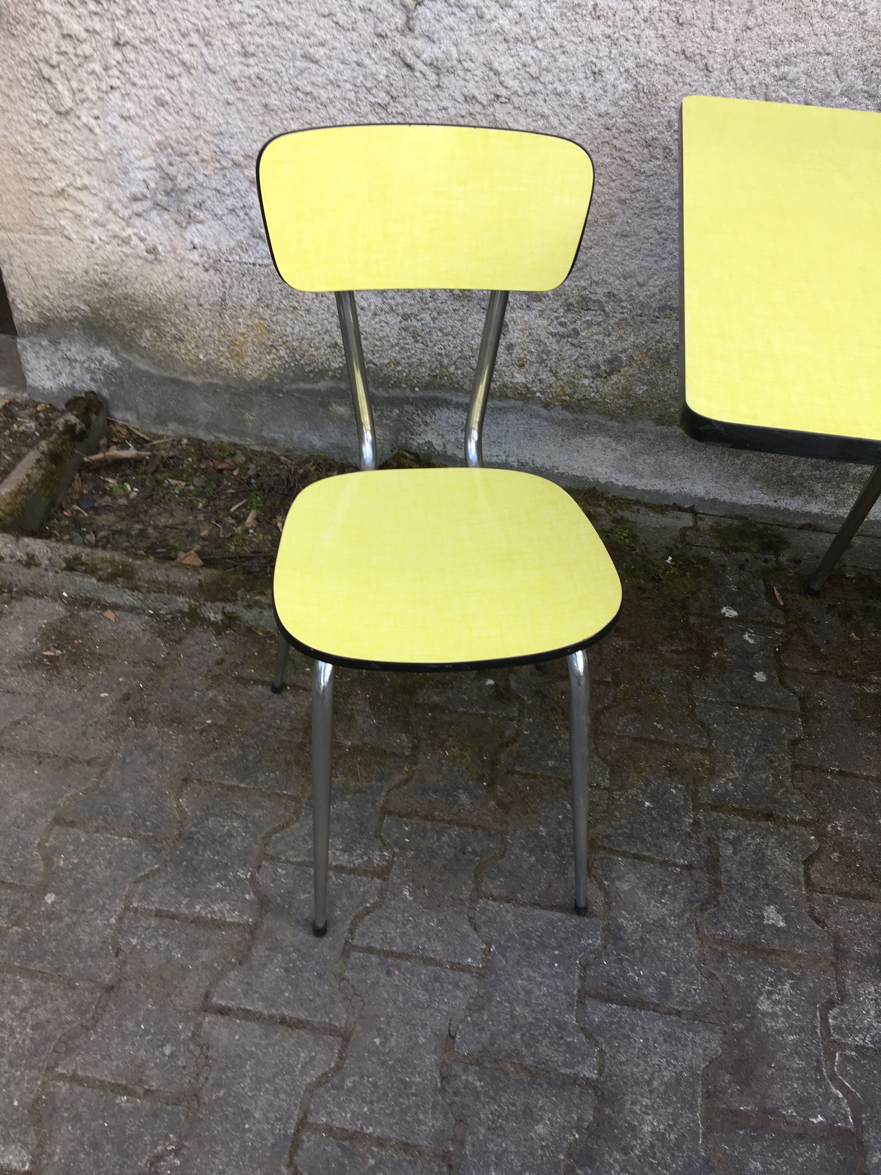 Table yellow Formica and its 3 chairs