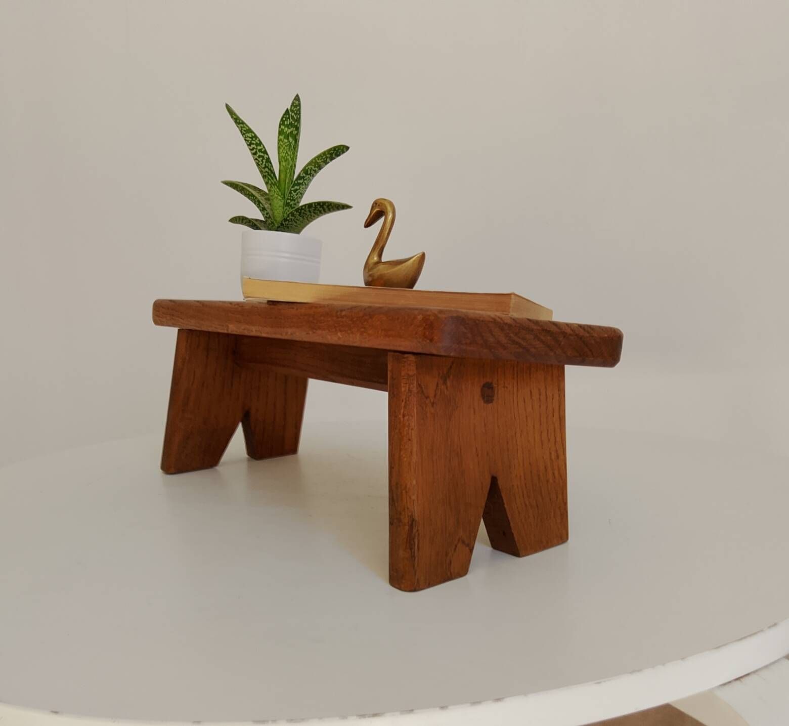 Tabouret petit banc brutaliste années 60 en chêne massif