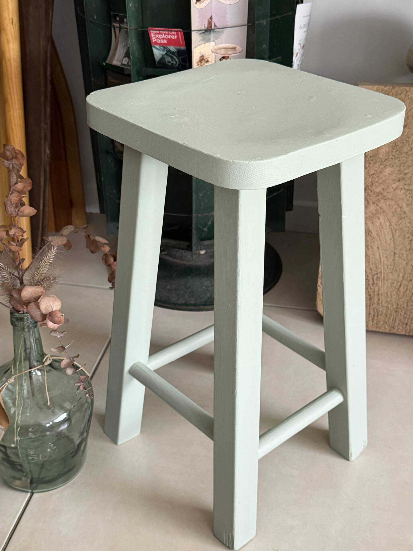 Tabouret bois massif vert amande 