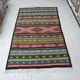 Tapis kilim traditionnel berbère tribal à motifs géométriques multicolores