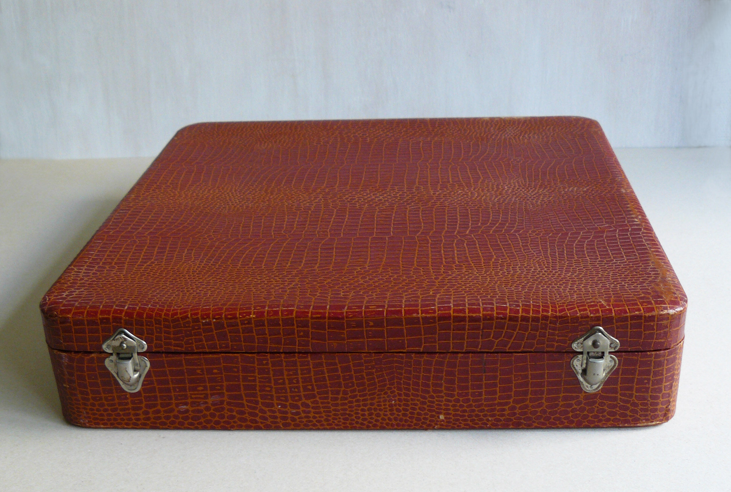 Housewife of Bakelite knives and service cutlery