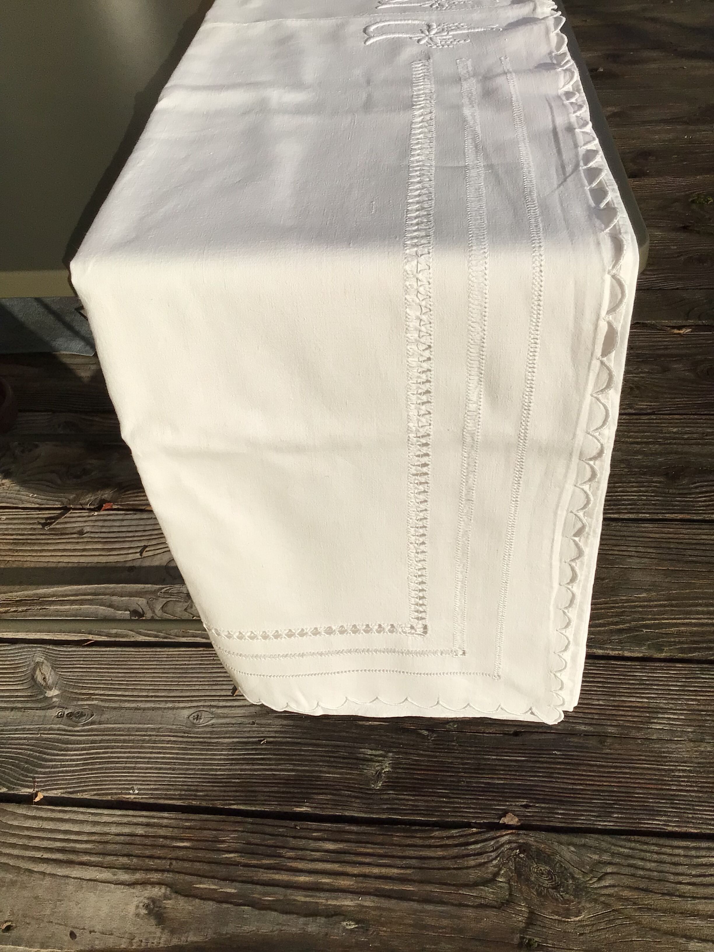 Embroidered sheet PM scalloped edge triple day central seam