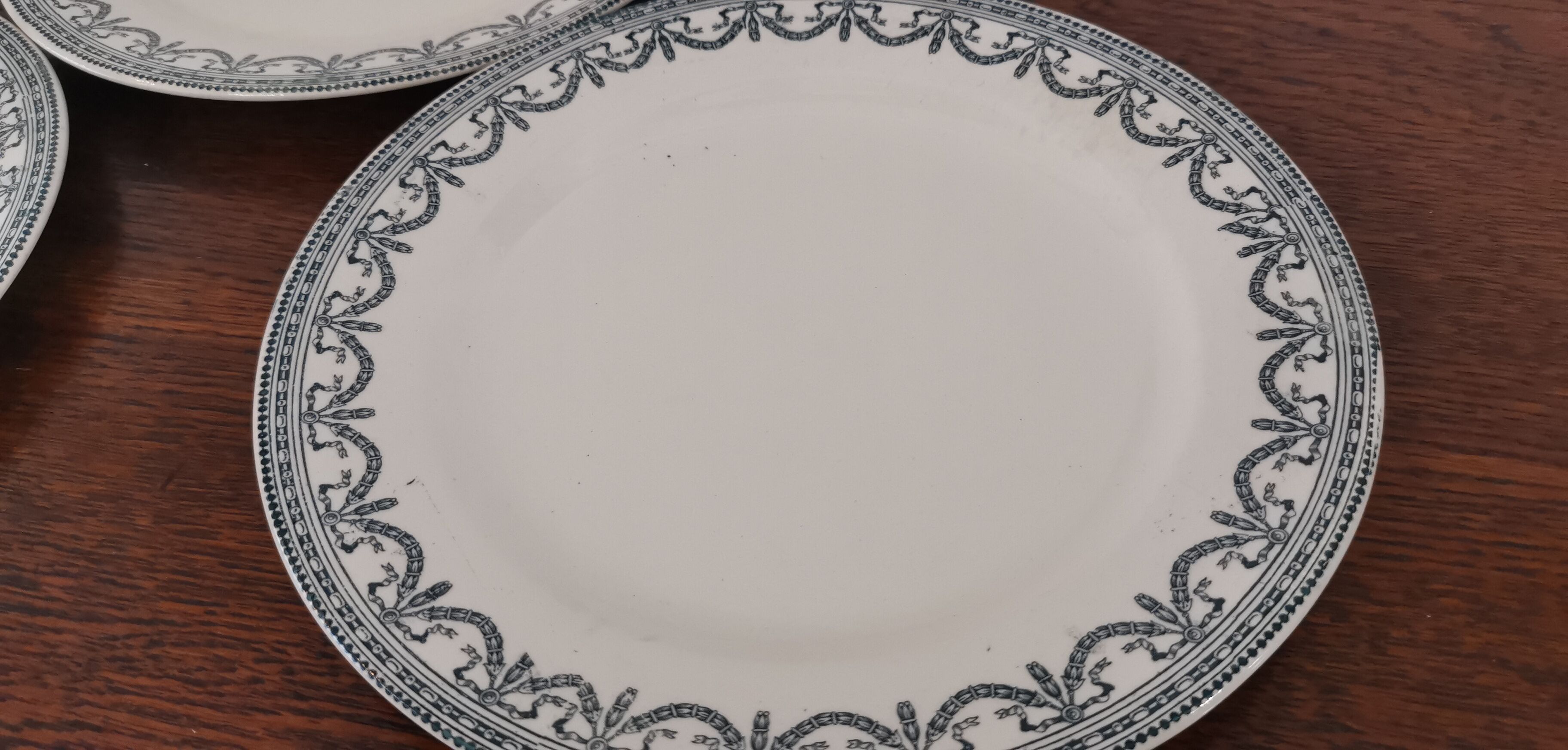 Set of 4 flat plates terre de fer ec Salins Louis XVI garlands