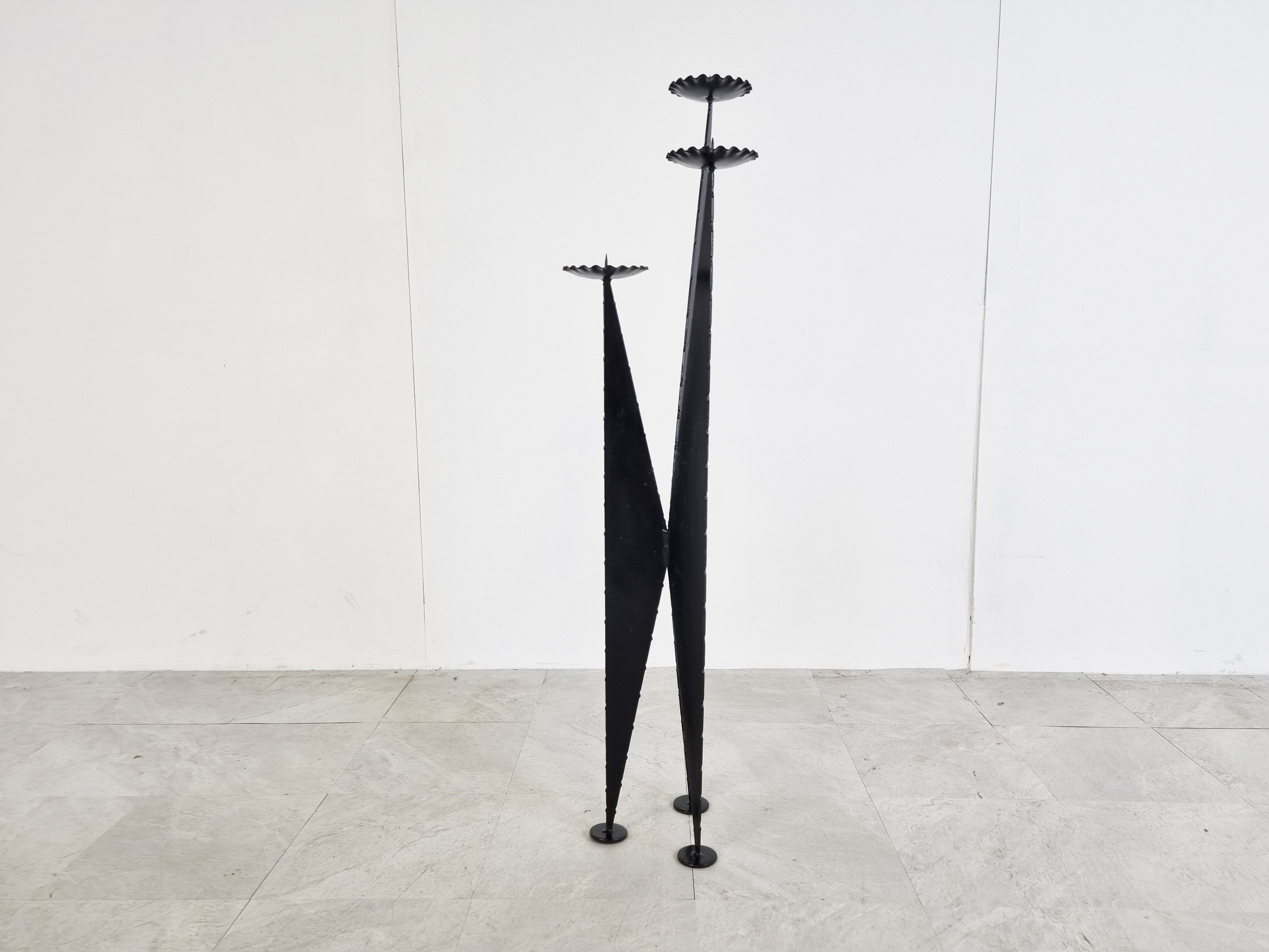 Chandelier brutaliste au sol années 1970
