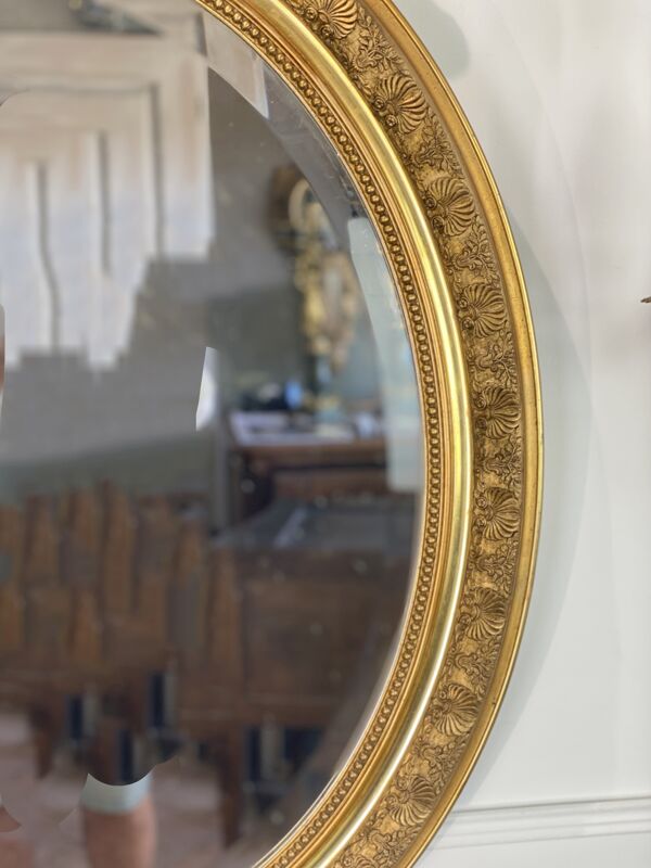 Miroir glace ovale époque Napoleon III en bois et stuc doré de style louis xv