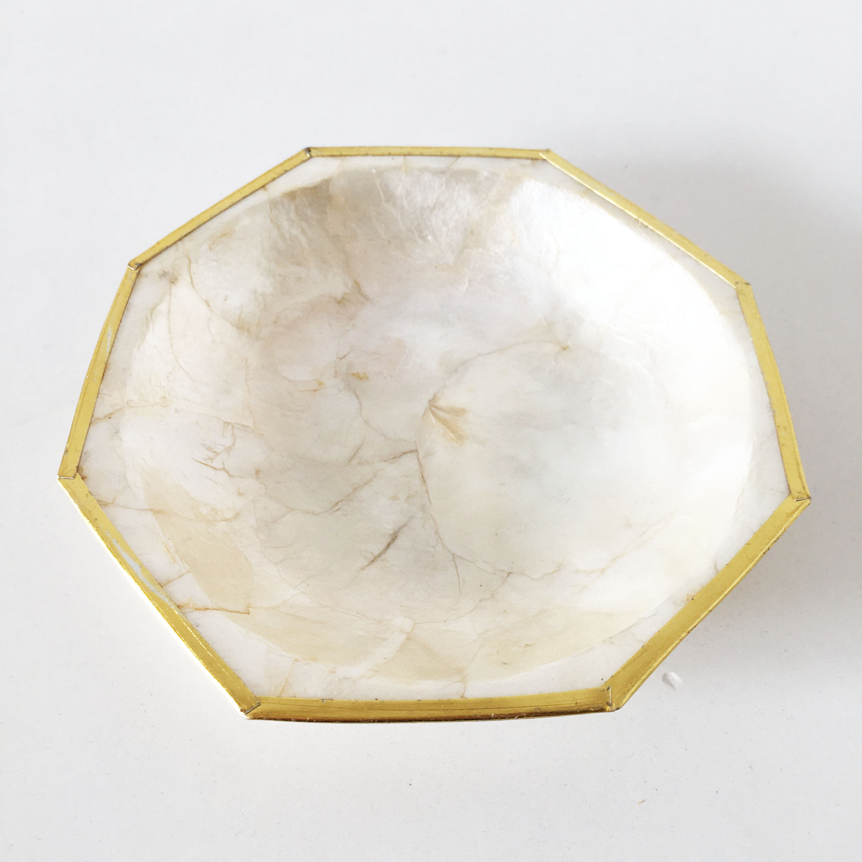 Vintage cup in mother-of-pearl and gold ledé