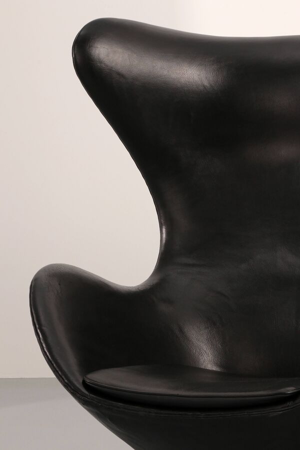 Fauteuil Egg – Arne Jacobsen, Danemark, 1960 – Cuir noir par Fritz Hansen