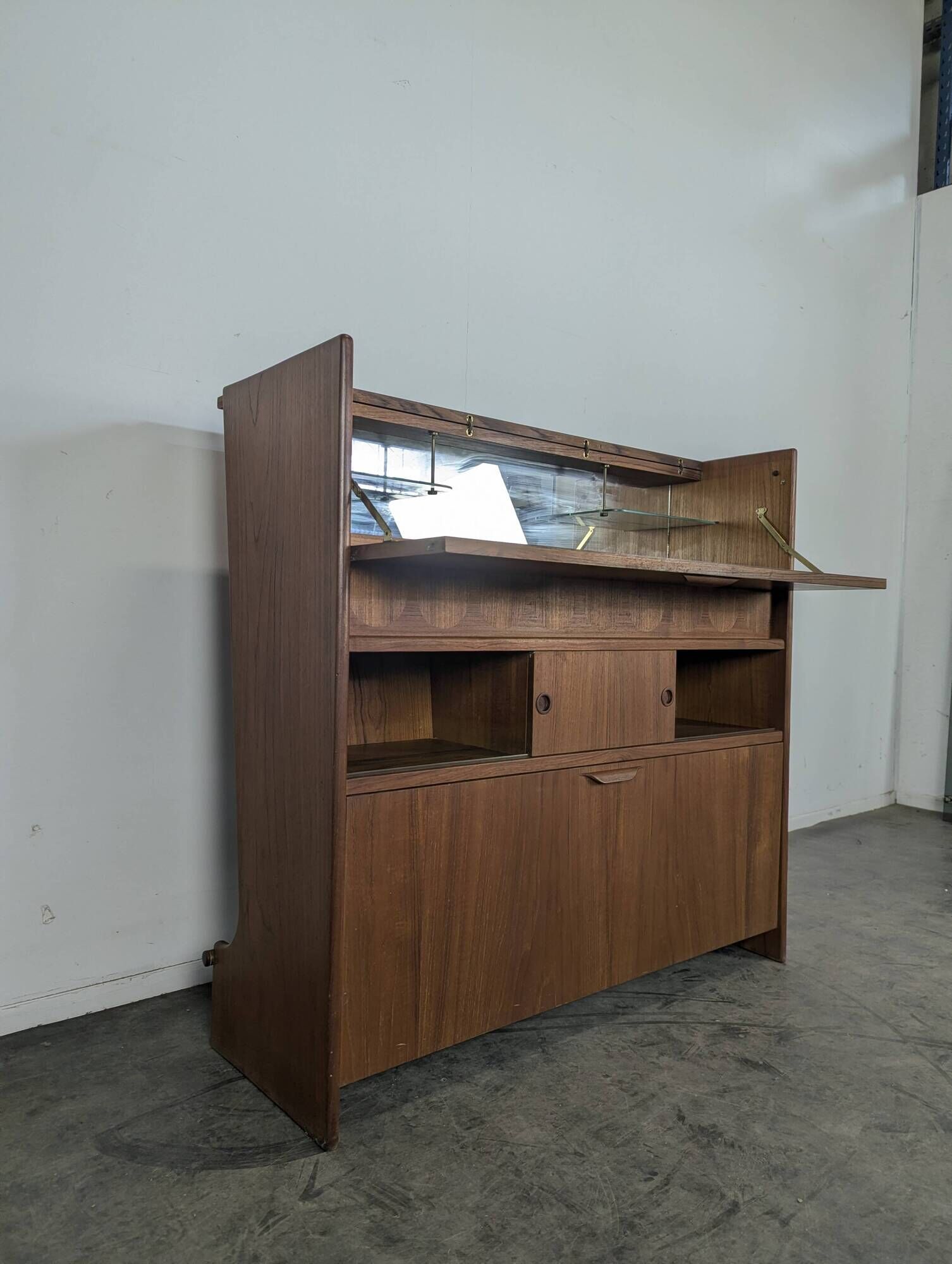 Model bar SK 661 in rosewood by Johannes Andersen for Skanning & Son.