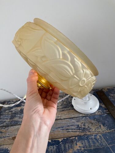 Suspension Art Deco en verre doré électrifiée à neuf