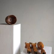Ensemble de bougeoirs et de coupes en bois sculpté | Suède | Années 1970