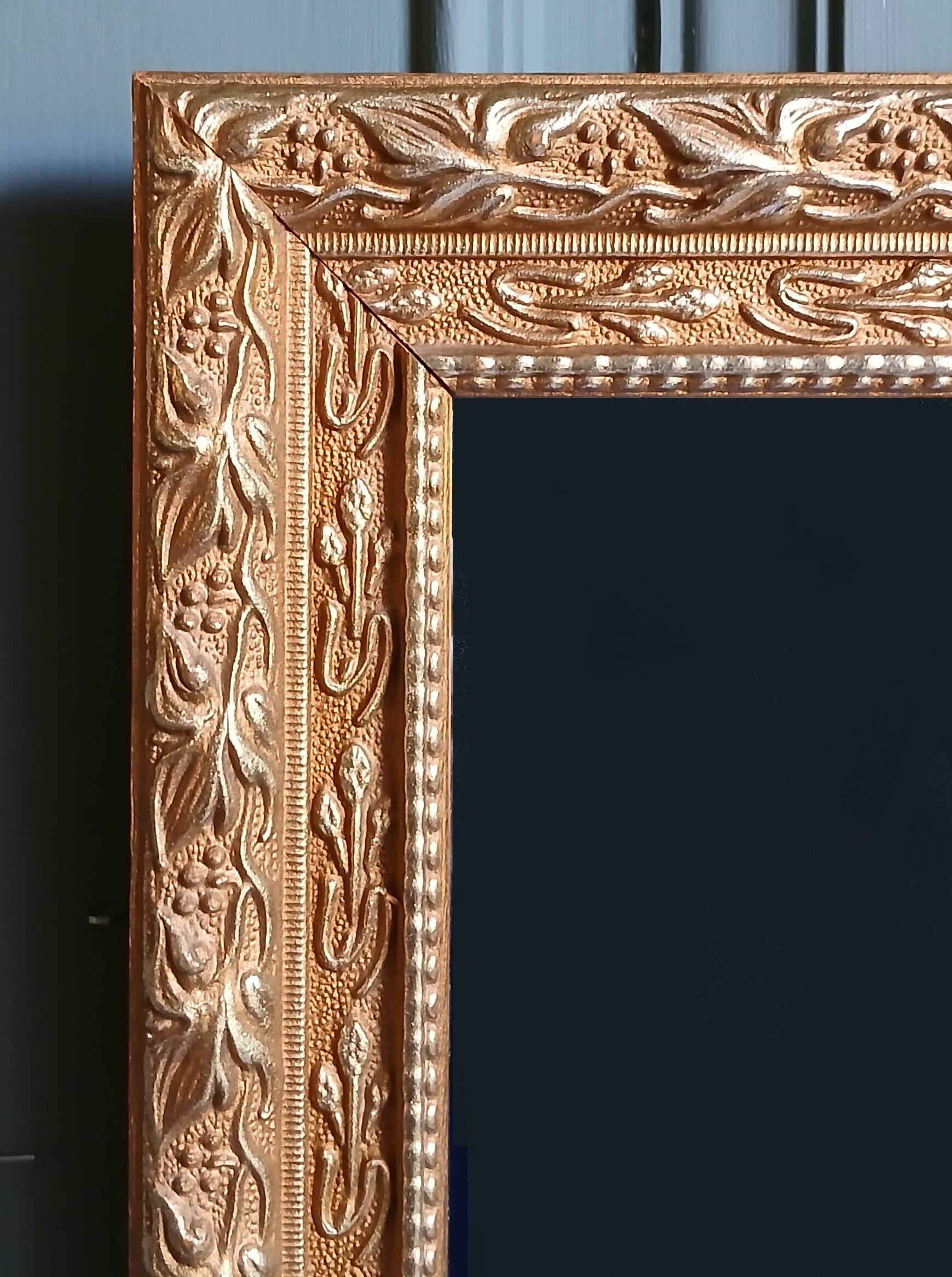 Small wall mirror in gilded wood.