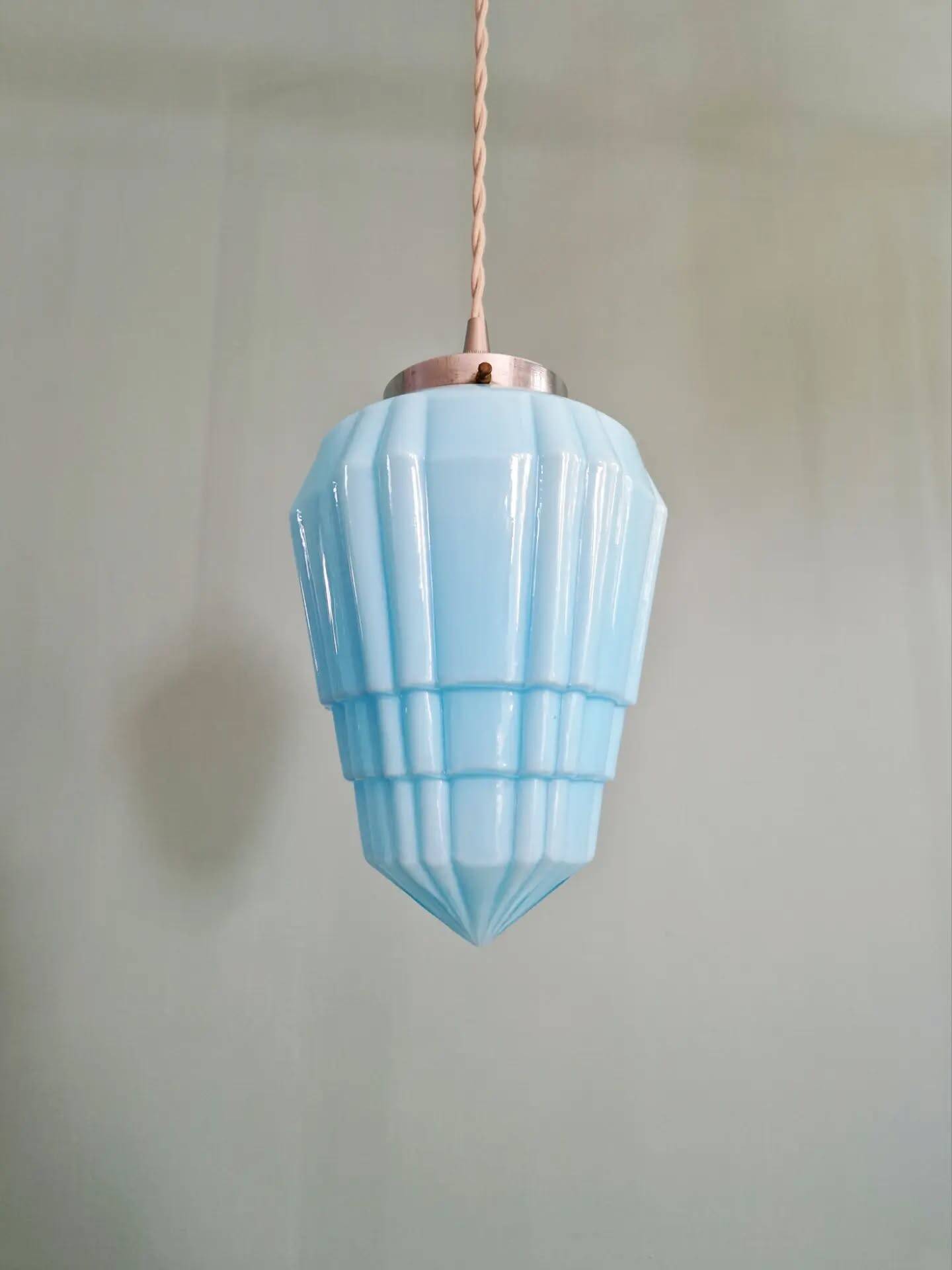 Suspension Art Déco en opaline bleue, années 1920-30