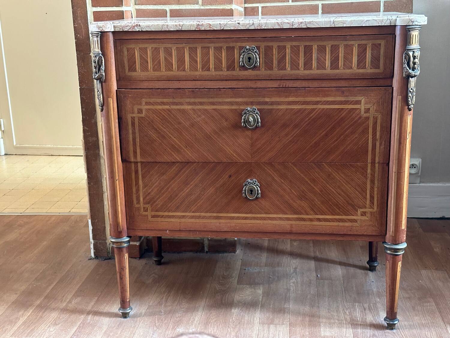 Louis XVI style chest of drawers, spinning top legs - transition style marquetry