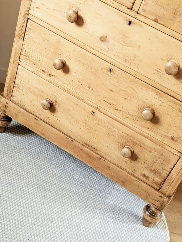 Grande commode anglaise ancienne rénovée en pin massif