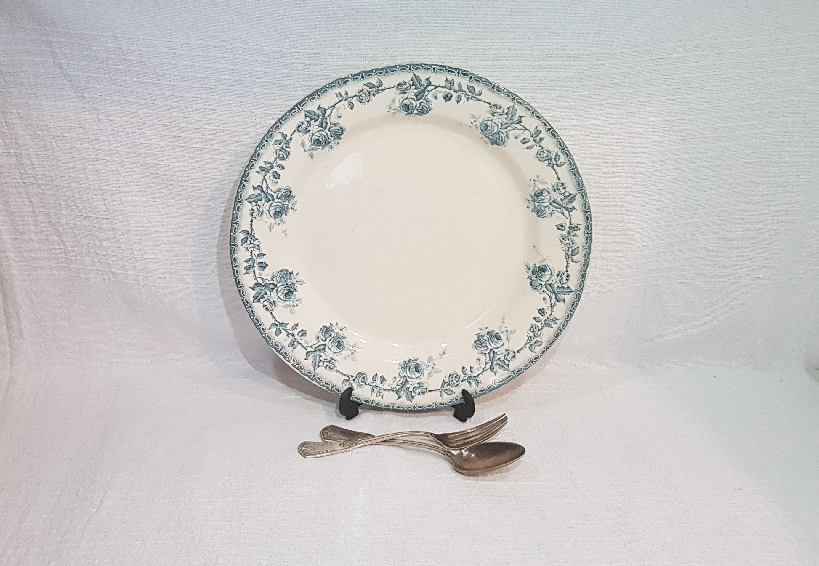 Round serving dish in earthenware by Choisy le Roi