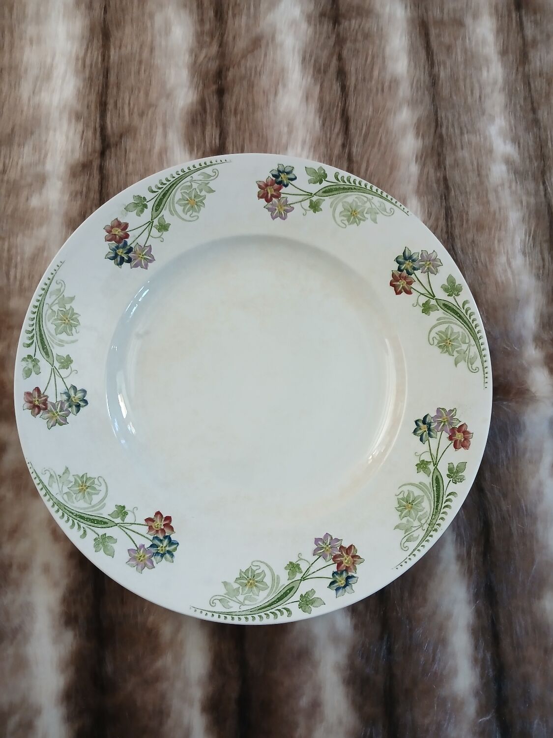 23 assiettes + plat anciens U&C Sarreguemines