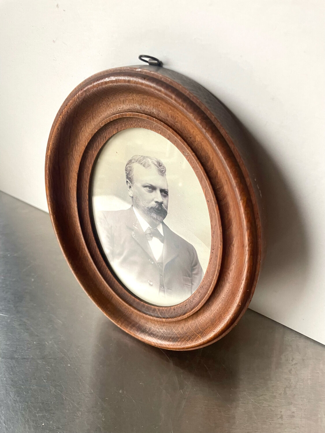 Antique wooden oval picture frame, 19.5 cm x 15.5 cm