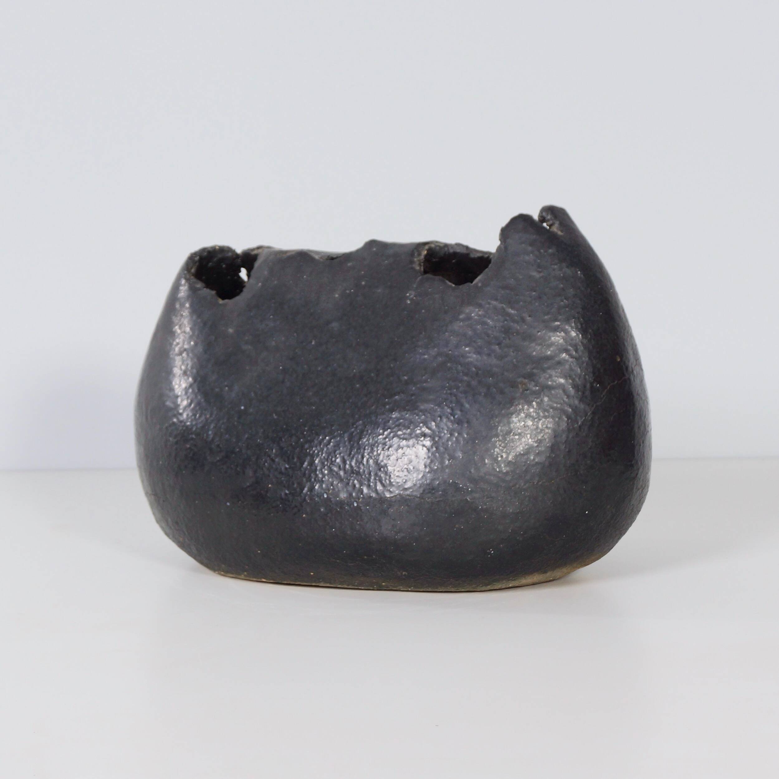 Sculptural vase by Keiko Yoshida from 1971 in black ceramic