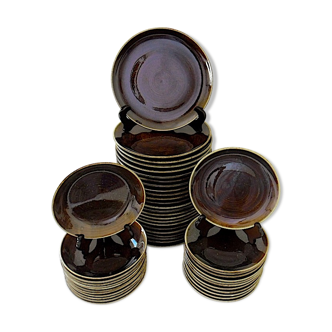 Suite of 48 plates in Berry sandstone