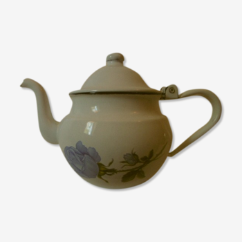 Teapot or coffee maker in old enamelled sheet metal