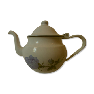 Teapot or coffee maker in old enamelled sheet metal