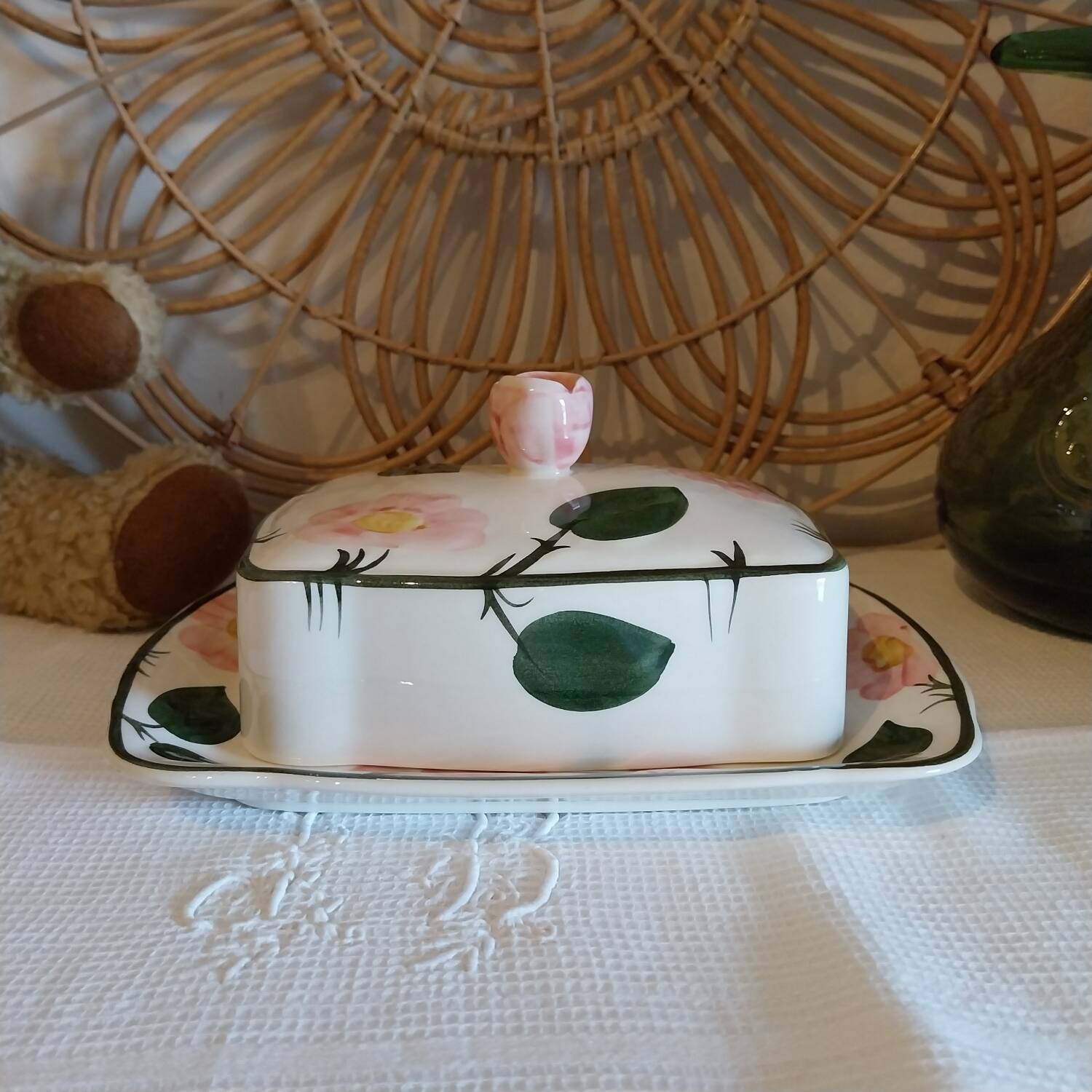 Butter dish Villeroy & Boch model Wild Roses