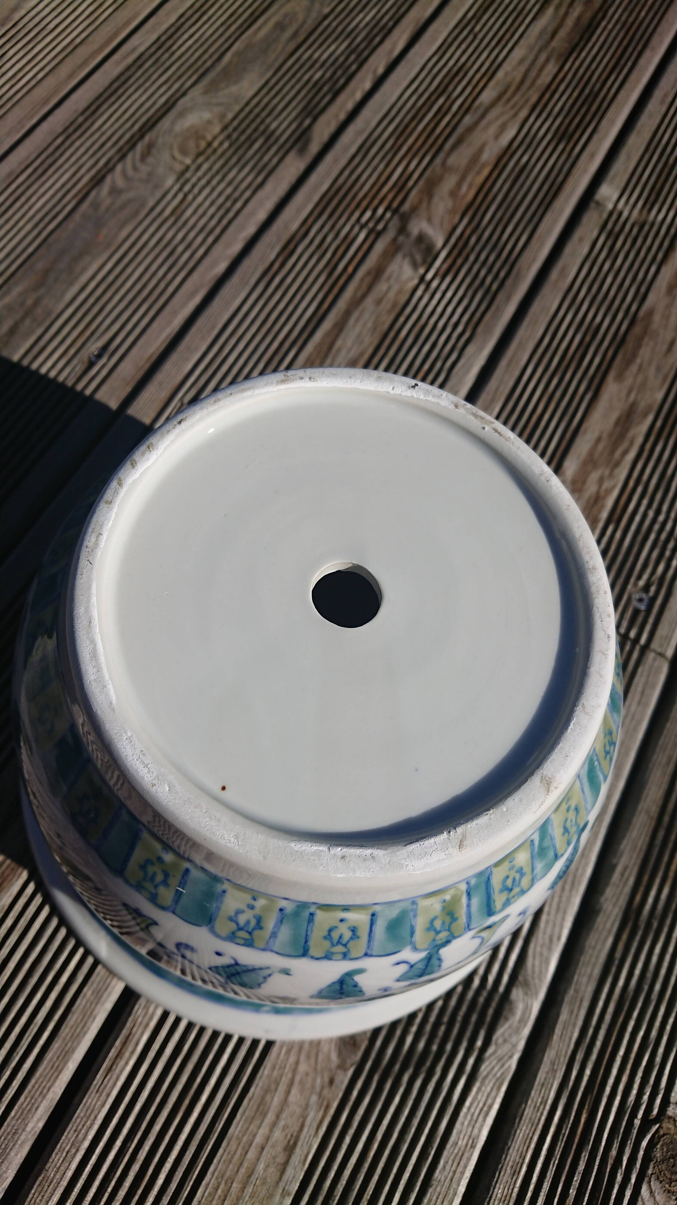 Hand-painted pot-decorated cache