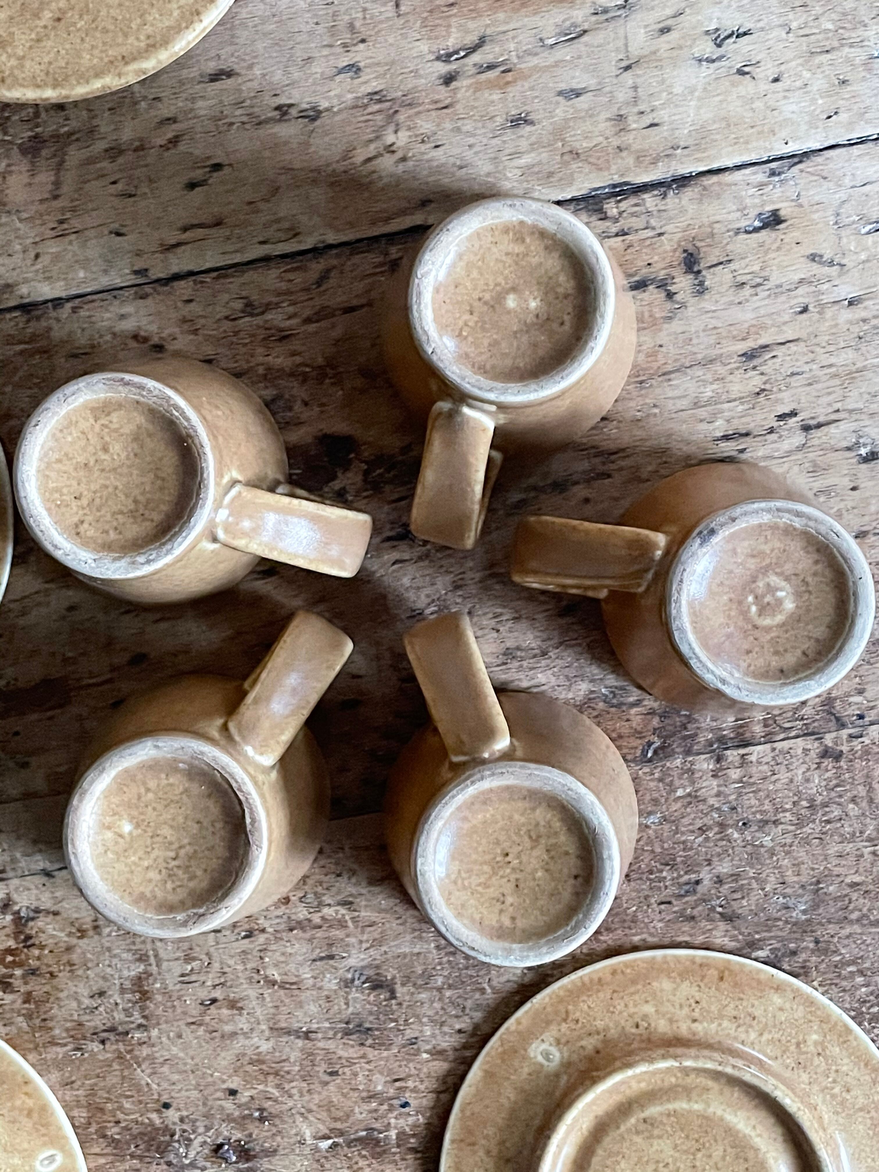 6 hollow sandstone plates signed longchamps