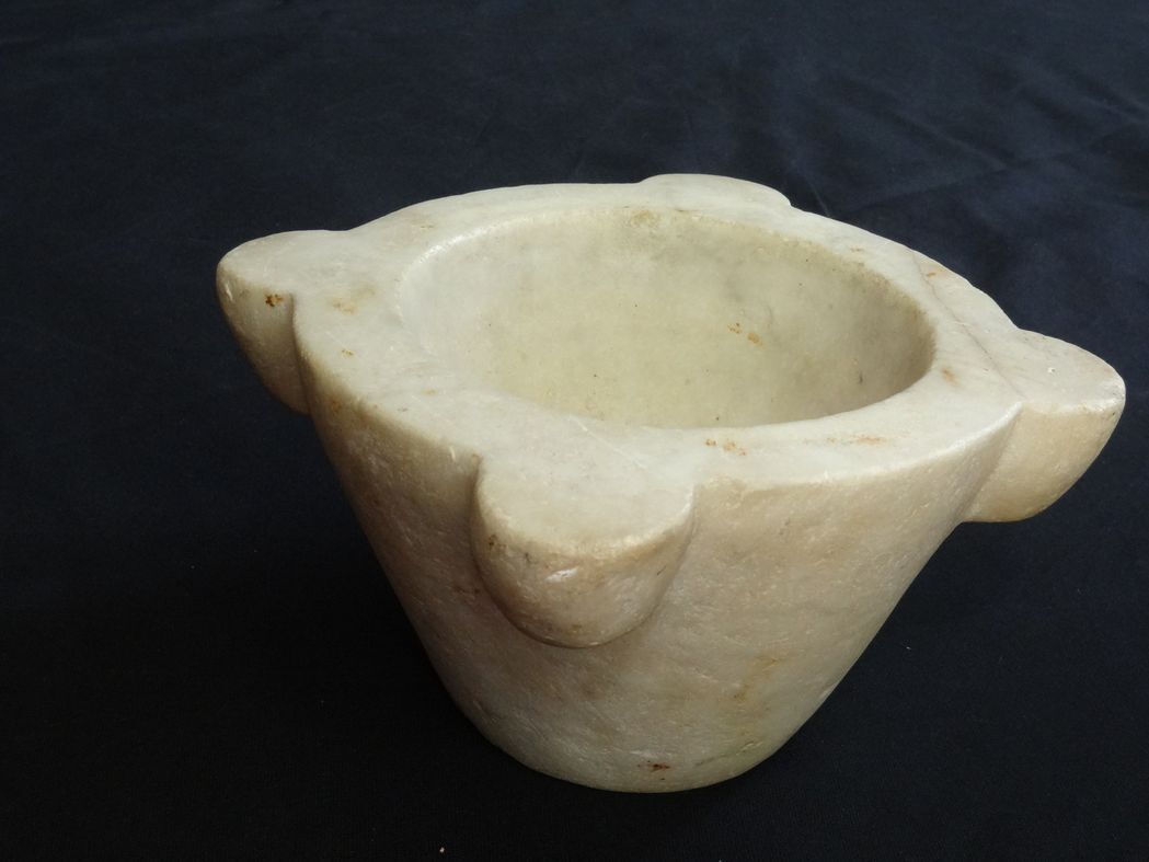 Carrara marble mortar of nineteenth century 26 x 13 cm