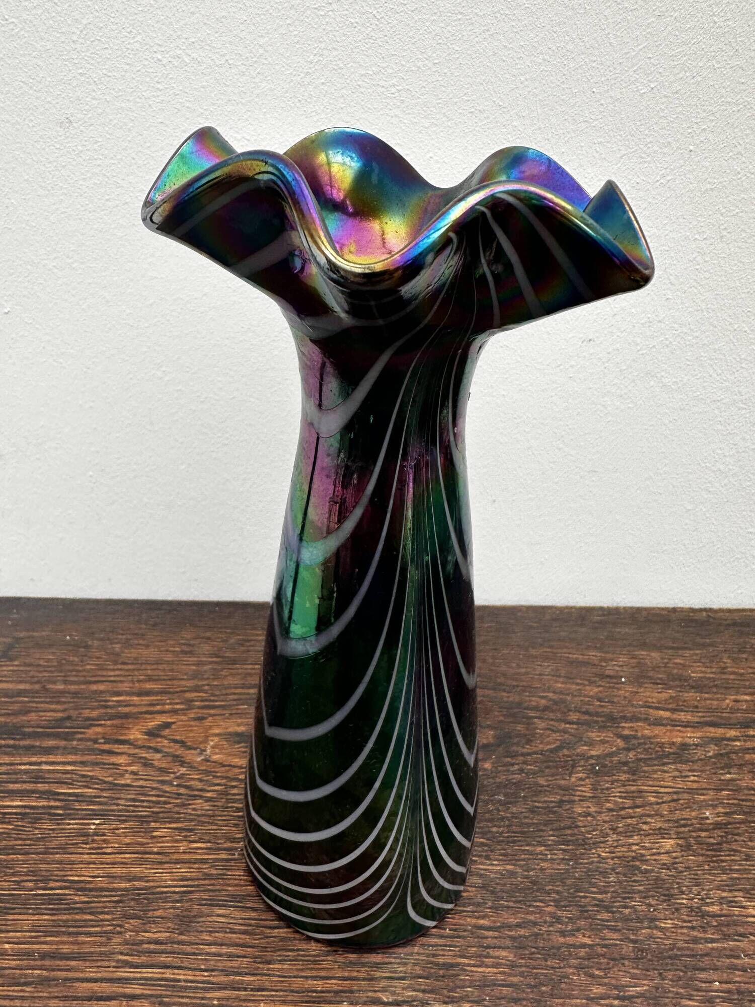 Vintage iridescent glass vase with ribbed design and ruffled neck, H 21 cm.