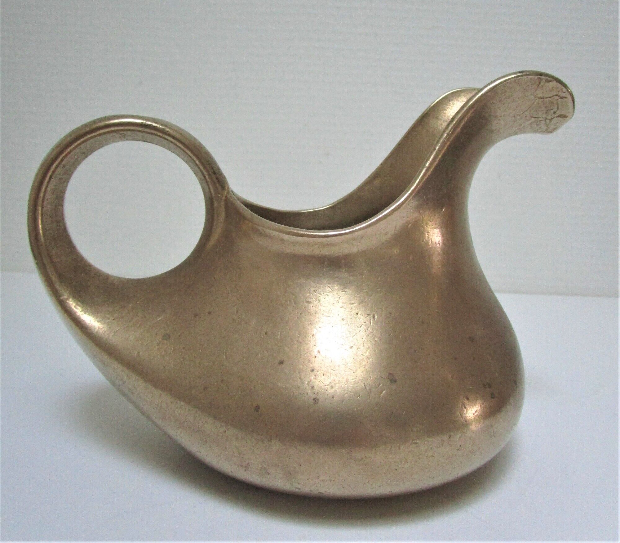 Pichet sculptural fonte laiton massif vintage