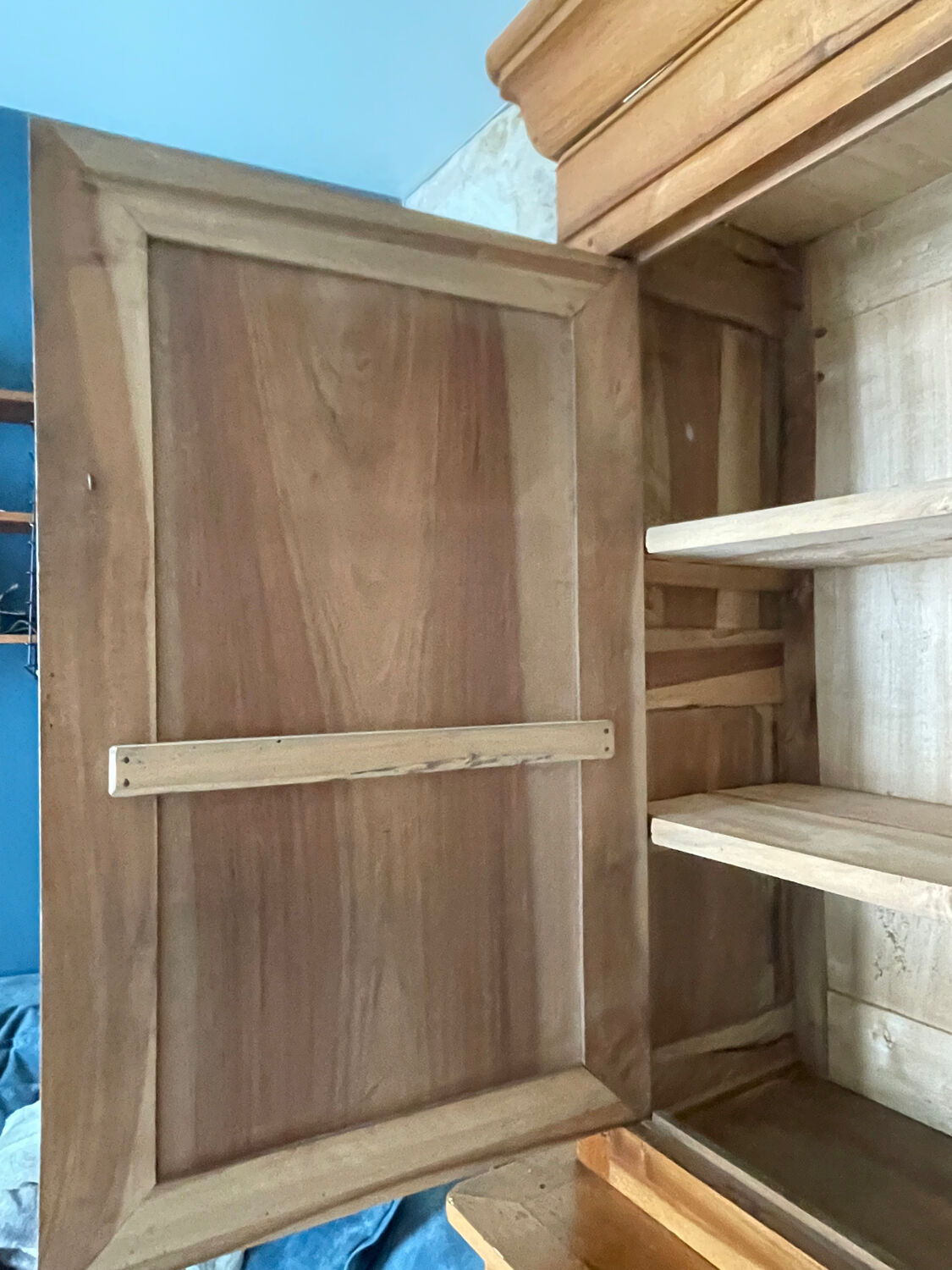 Buffet with 2 bodies in walnut, Louis Philippe style.