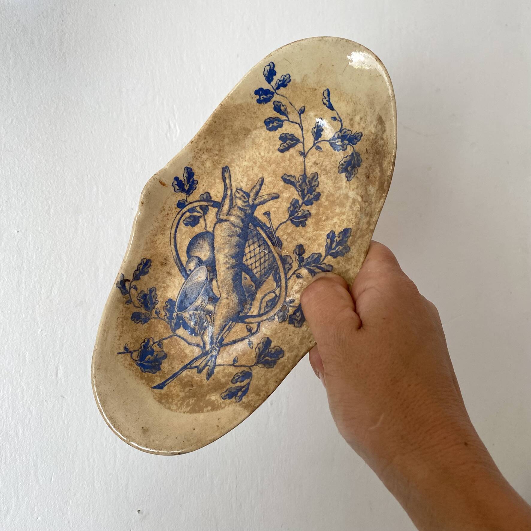 Ravier ancien en Terre de Fer  lapin "au tapis rouge Paris"