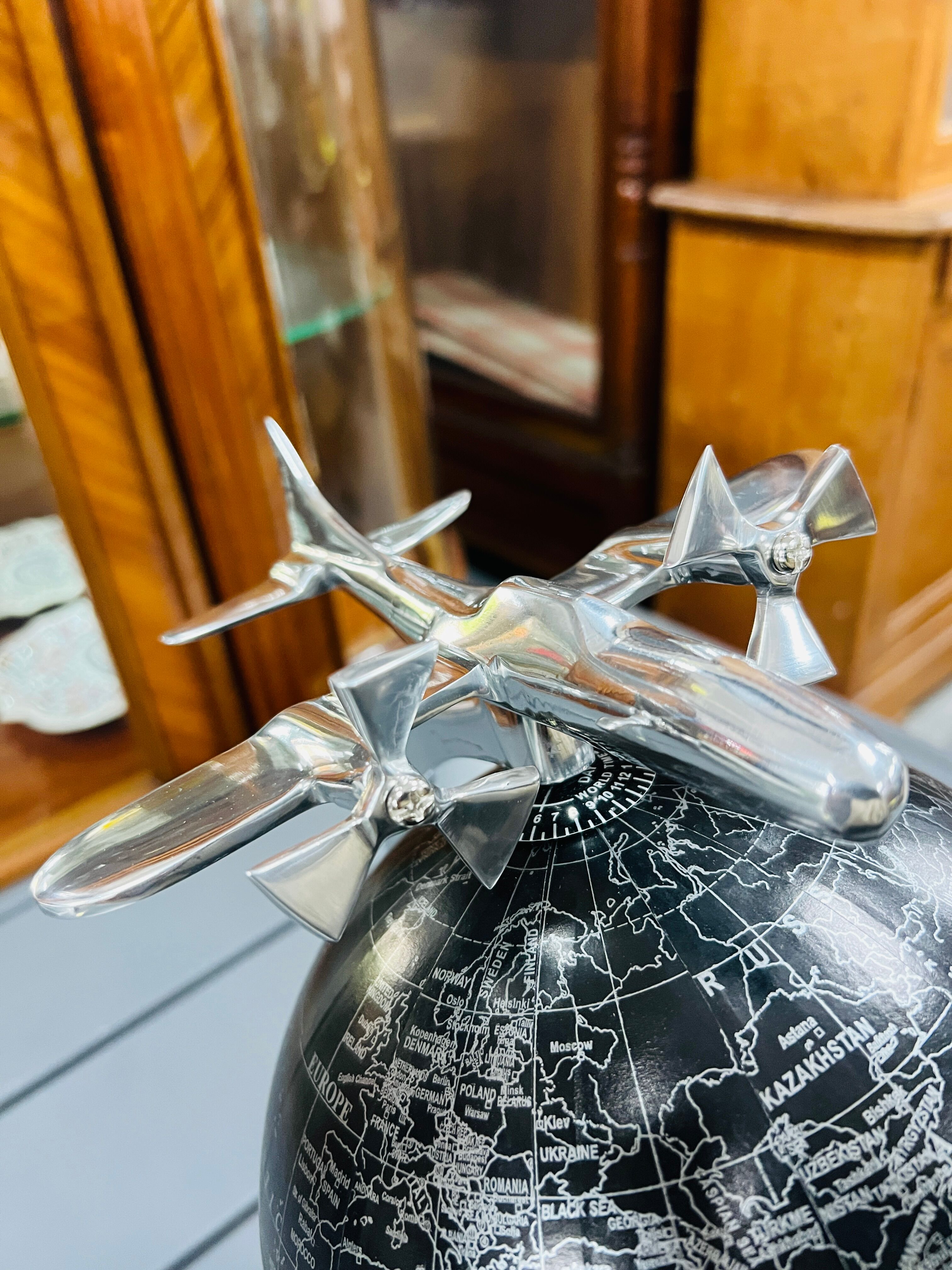 Aluminum globe to be laid with an aircraft axle