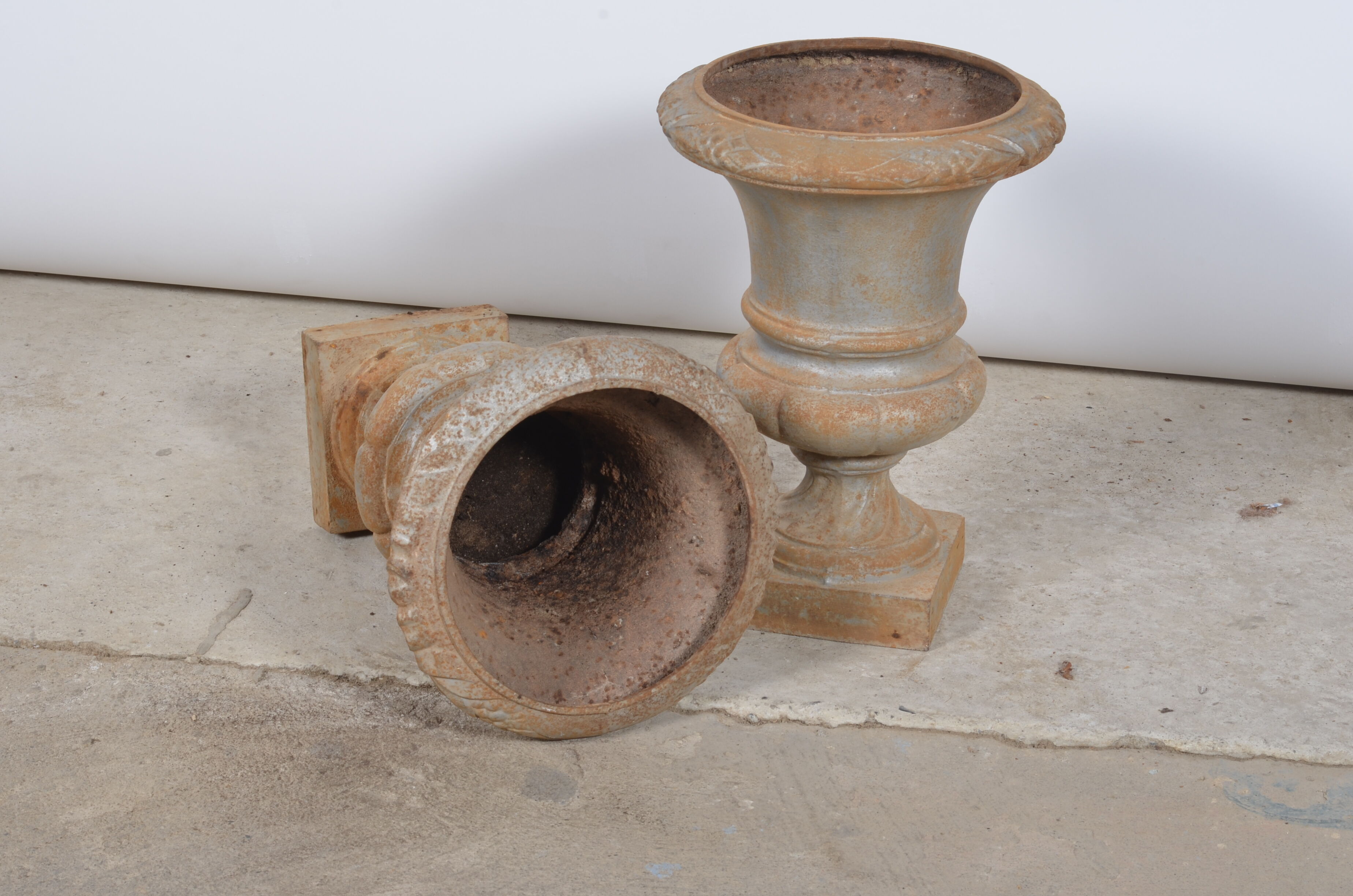 Paire de vases Médicis en fonte