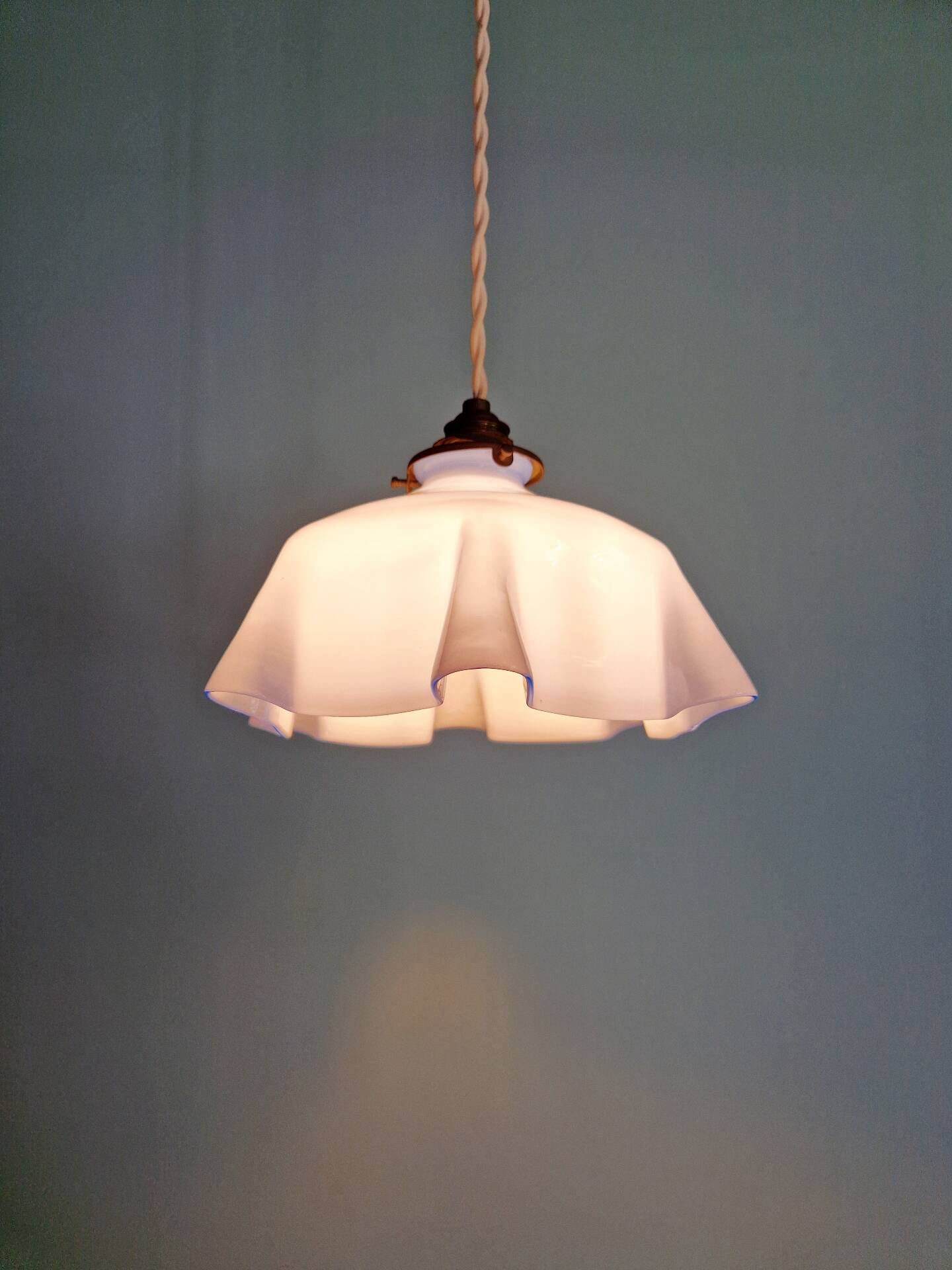 Art Deco suspension in pleated mauve opaline, 1920-30.