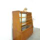 Vintage fineer toonbank, winkel vitrine met schuifdeuren