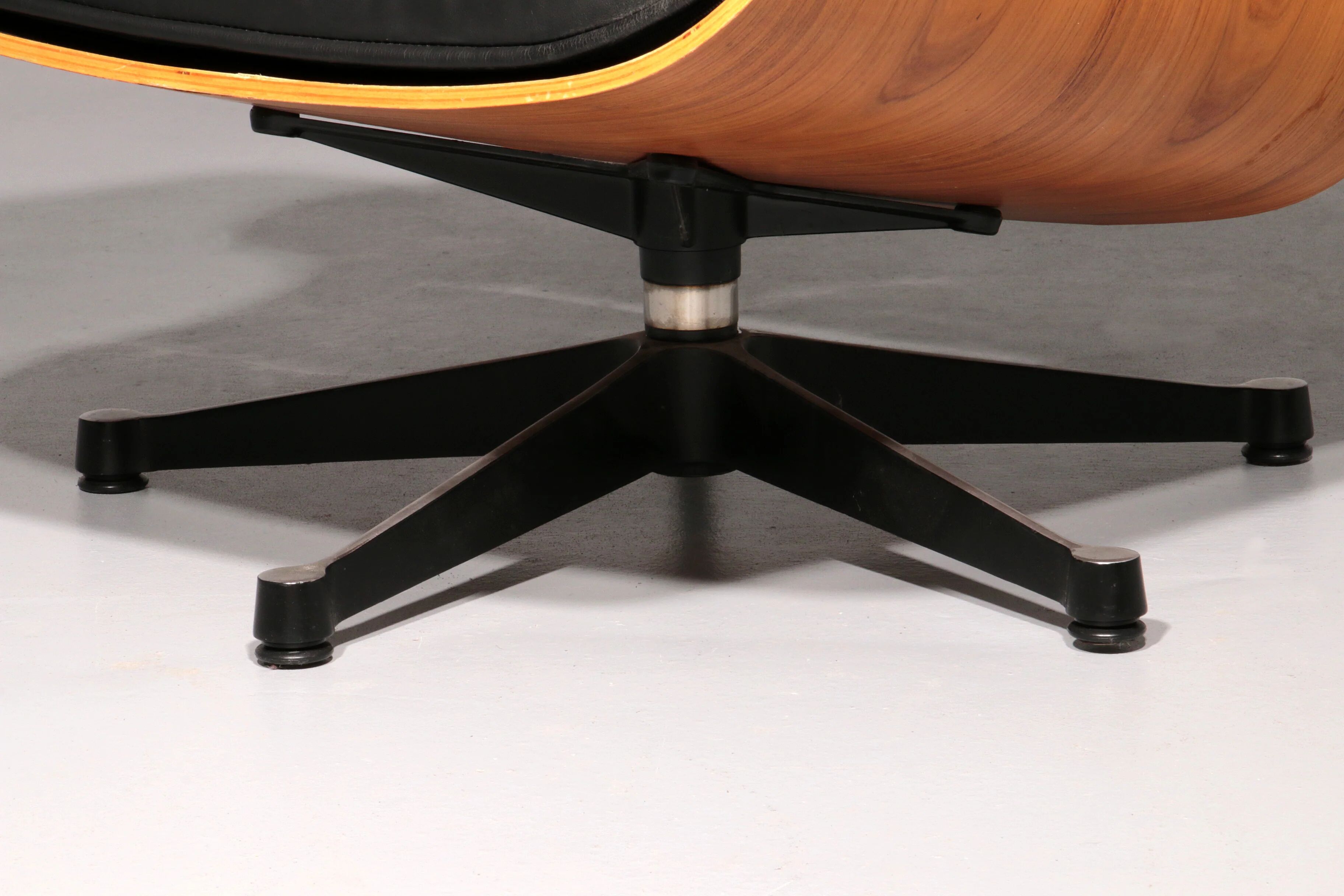 Ensemble de fauteuil et repose-pieds par Charles Eames, années 1960.