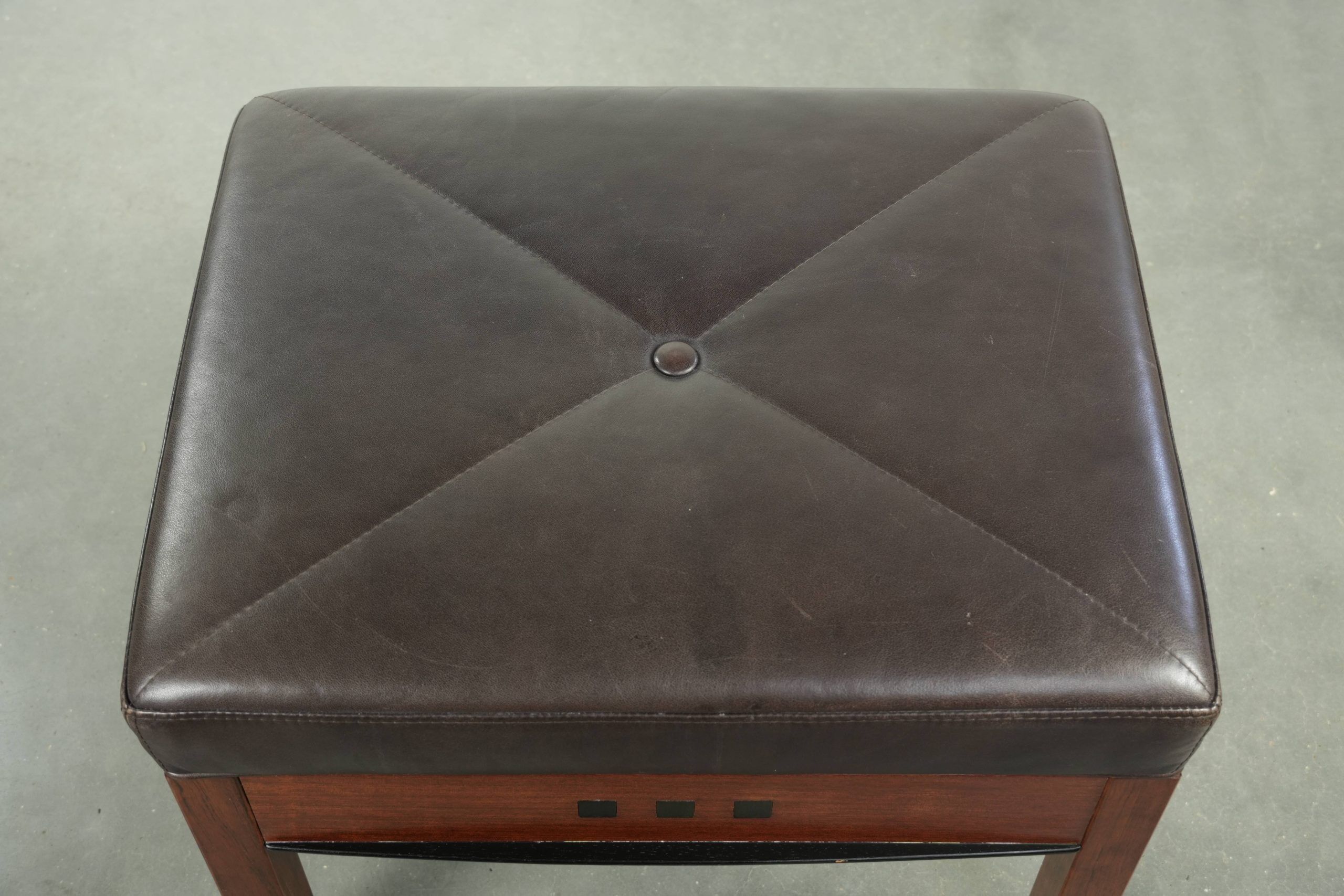 Pouf/tabouret en cuir marron chocolat au design Art Déco
