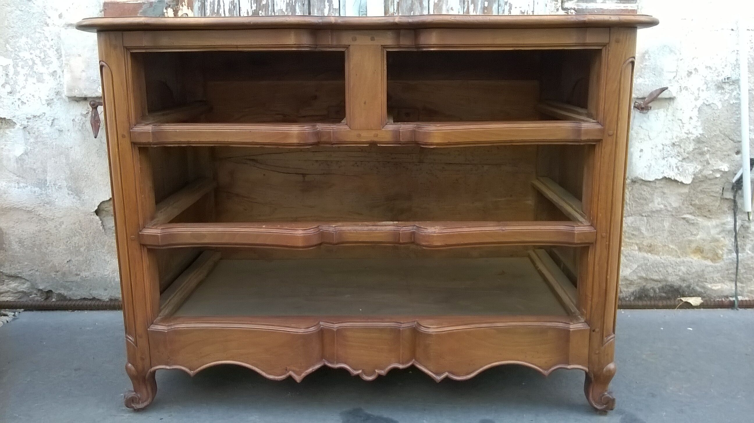Commode arbalète en noyer XVlle, Louis XV