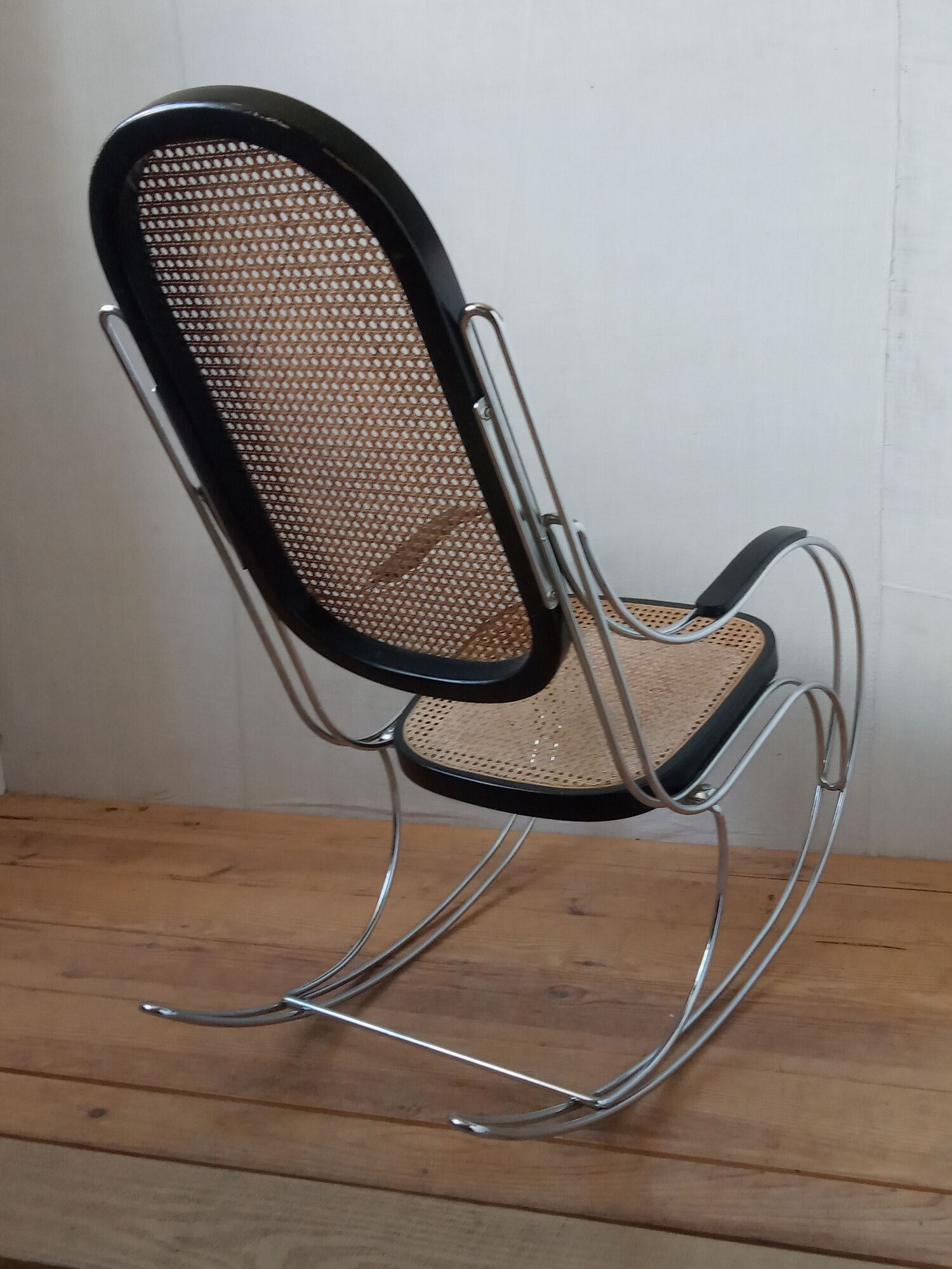 Rocking chair in chrome metal and wood