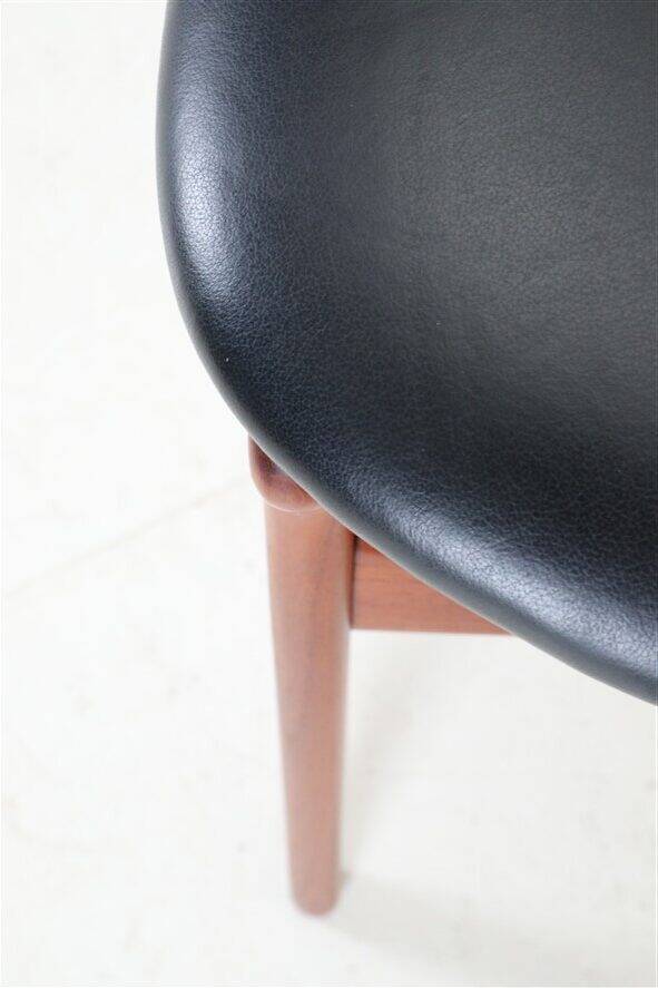 ACO Møbler / Erik Buck “310” teak chair / black leather / mid-century Danish modern design / 1960s / Buch