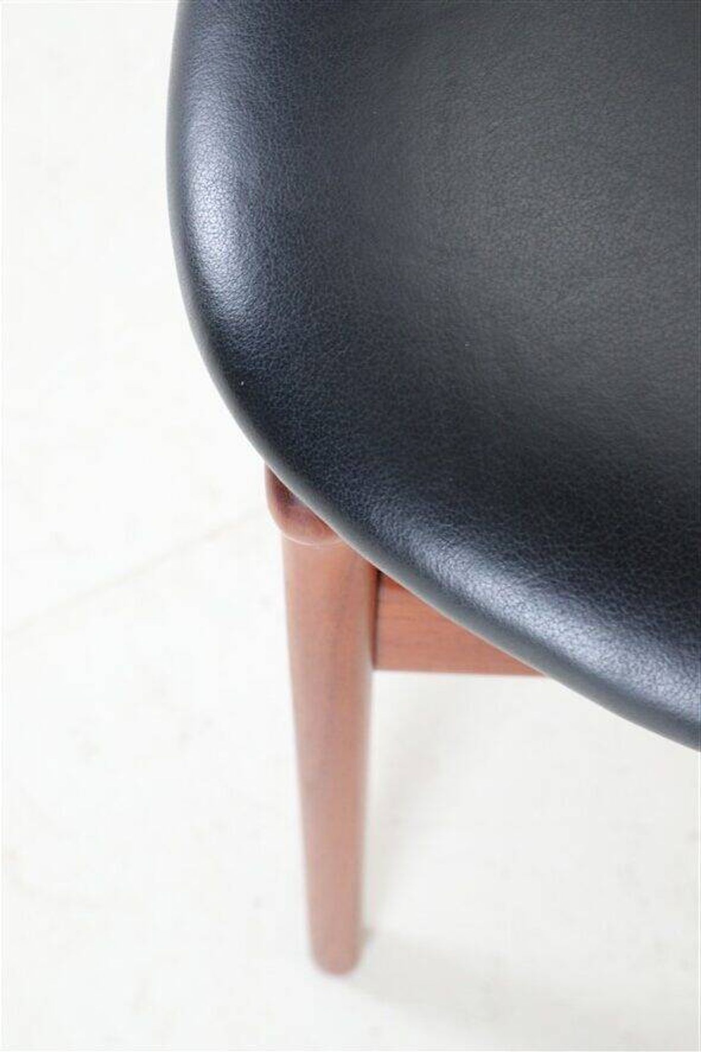 ACO Møbler / Erik Buck “310” teak chair / black leather / mid-century Danish modern design / 1960s / Buch