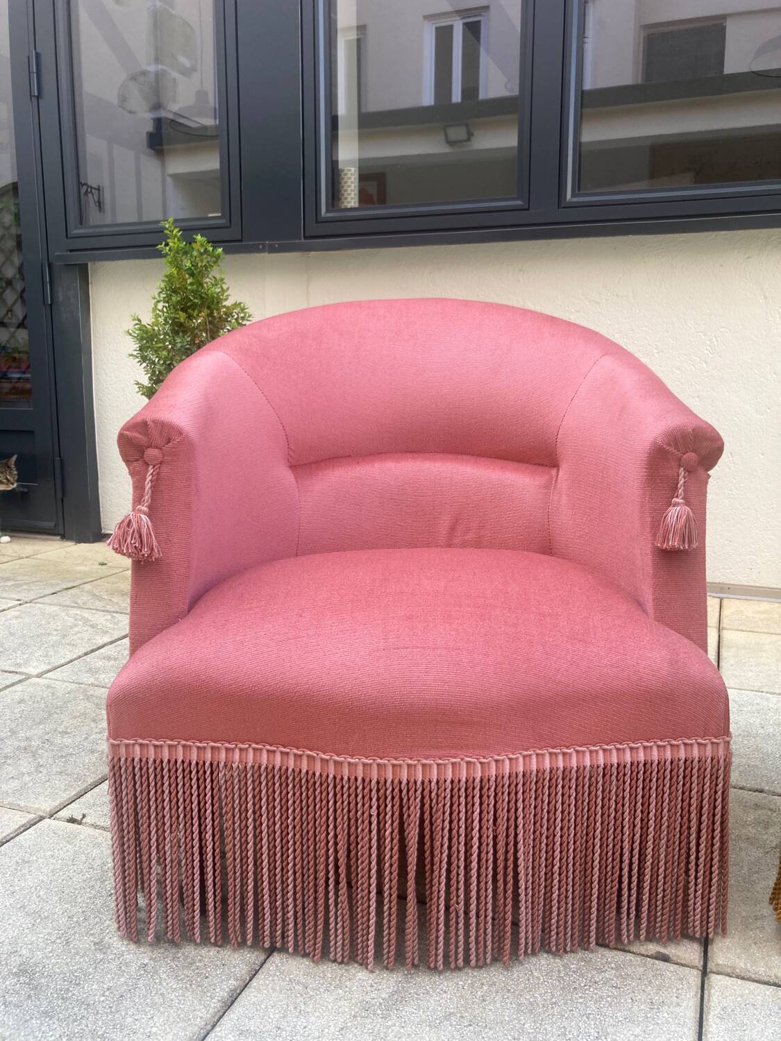 Pink velvet toad armchair