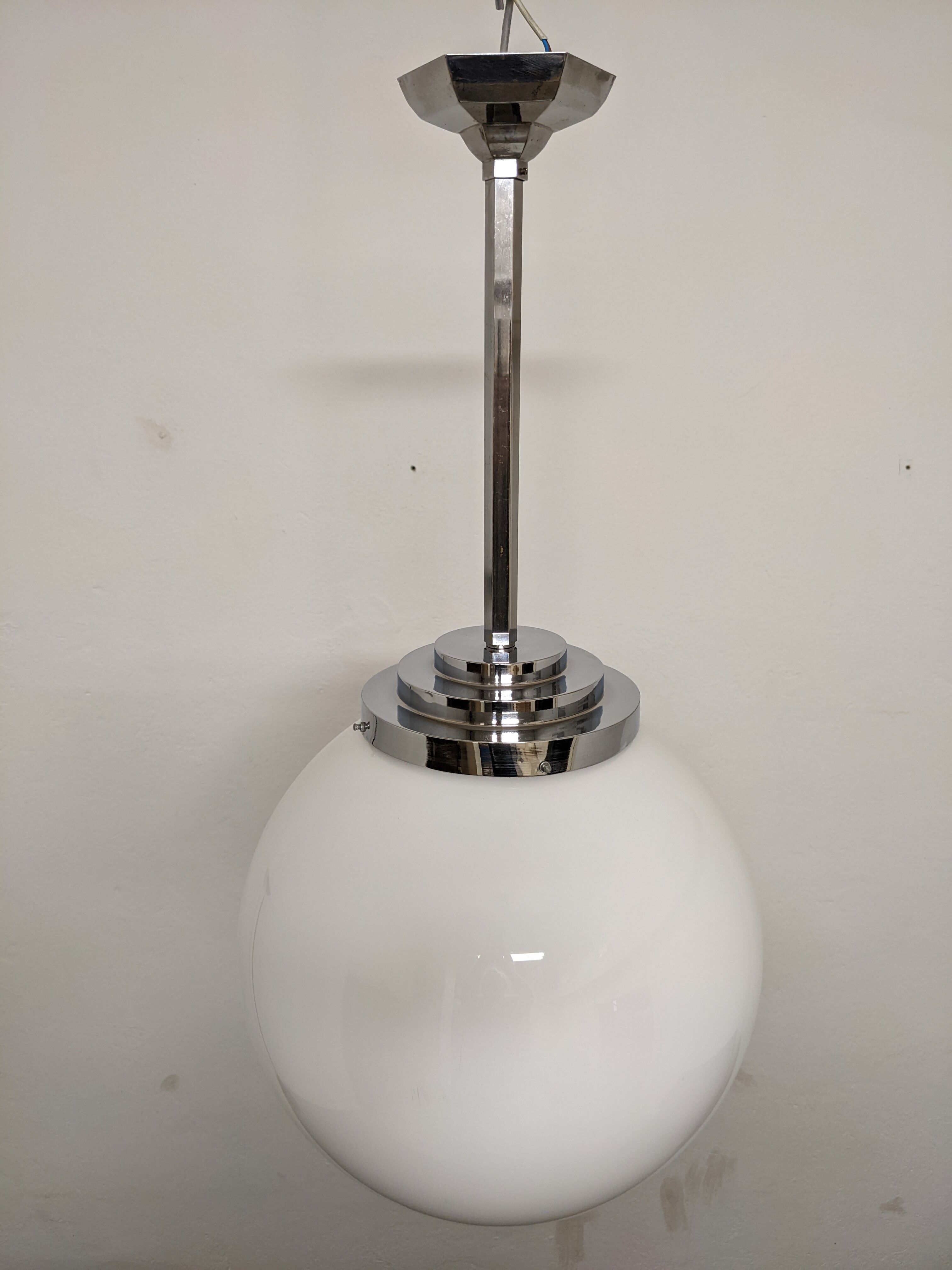 Ball suspension in opaline art deco