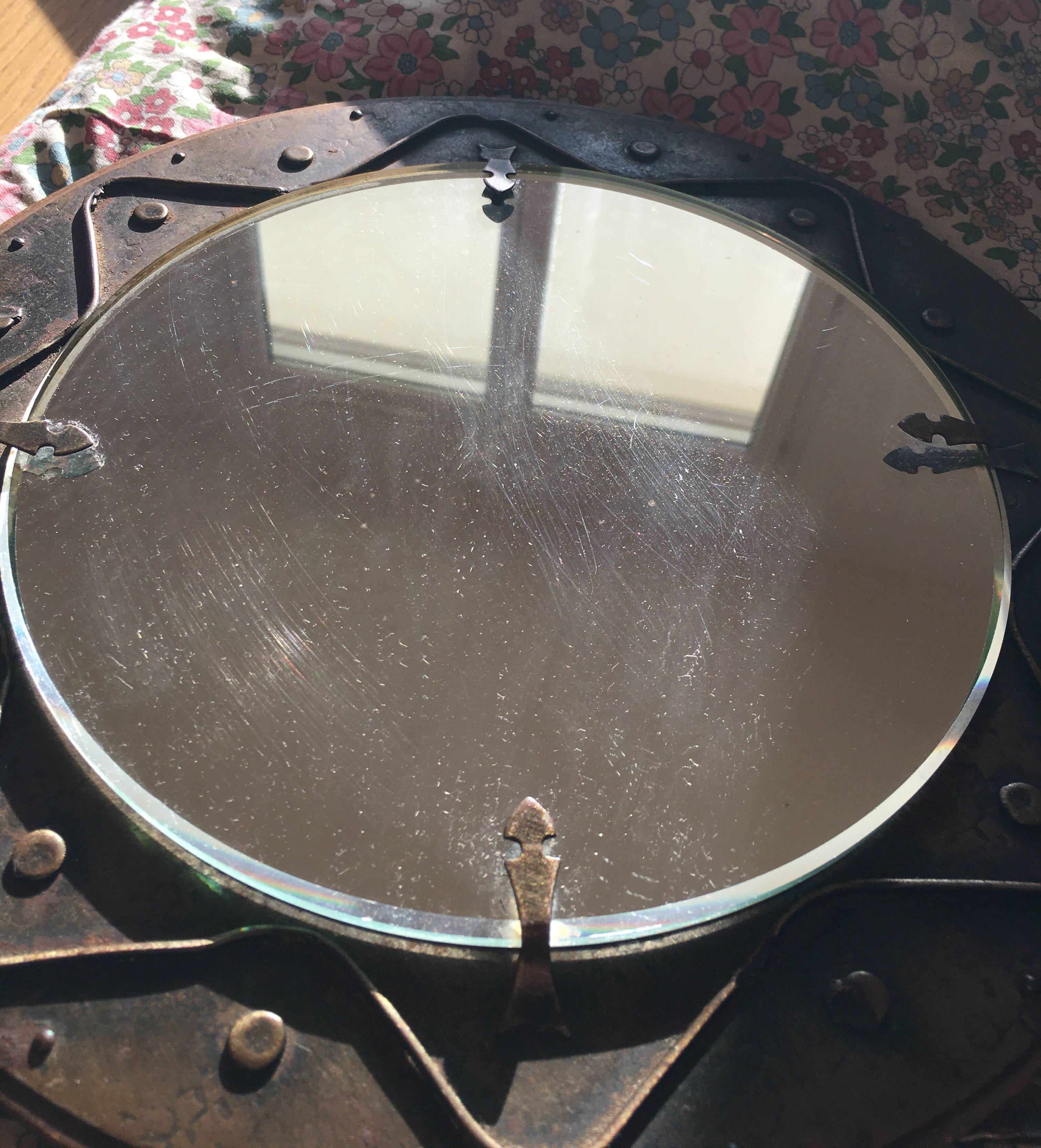 Decorative mirror in wood and gold metal
